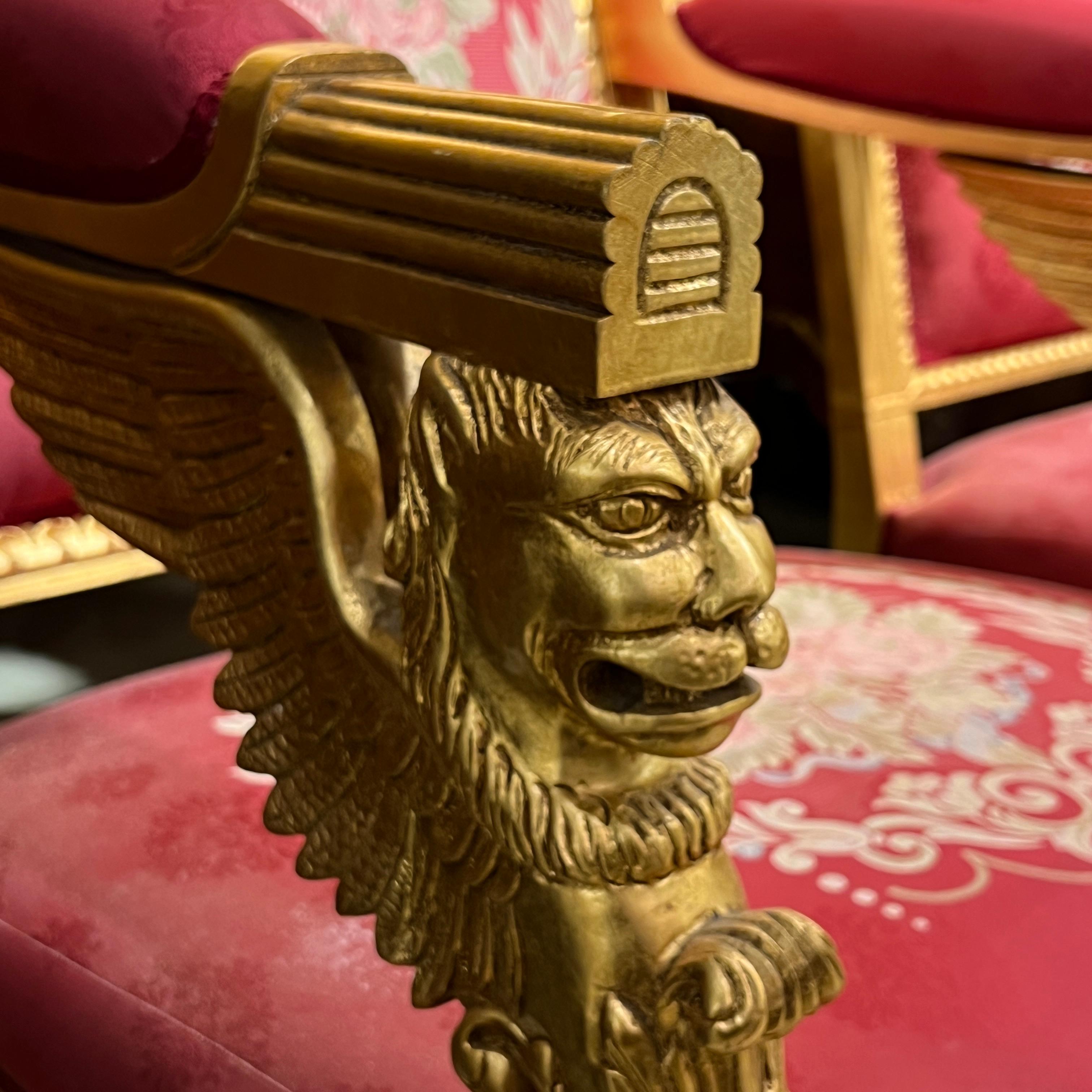 Paar große gepolsterte Sessel aus vergoldetem Holz im Empire-Stil Fauteuils im Angebot 1