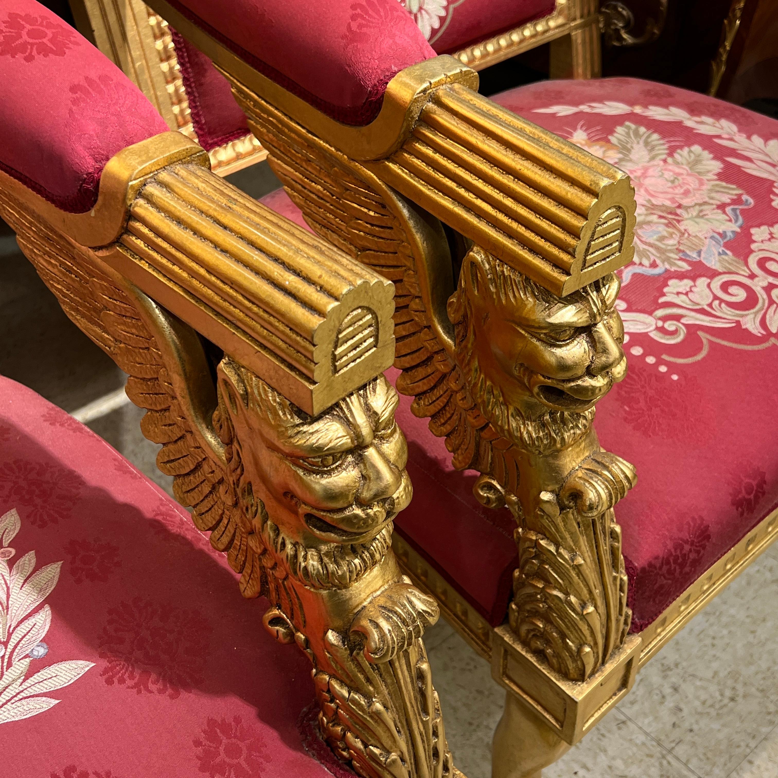 Paire de grands fauteuils rembourrés en bois doré de style Empire en vente 2
