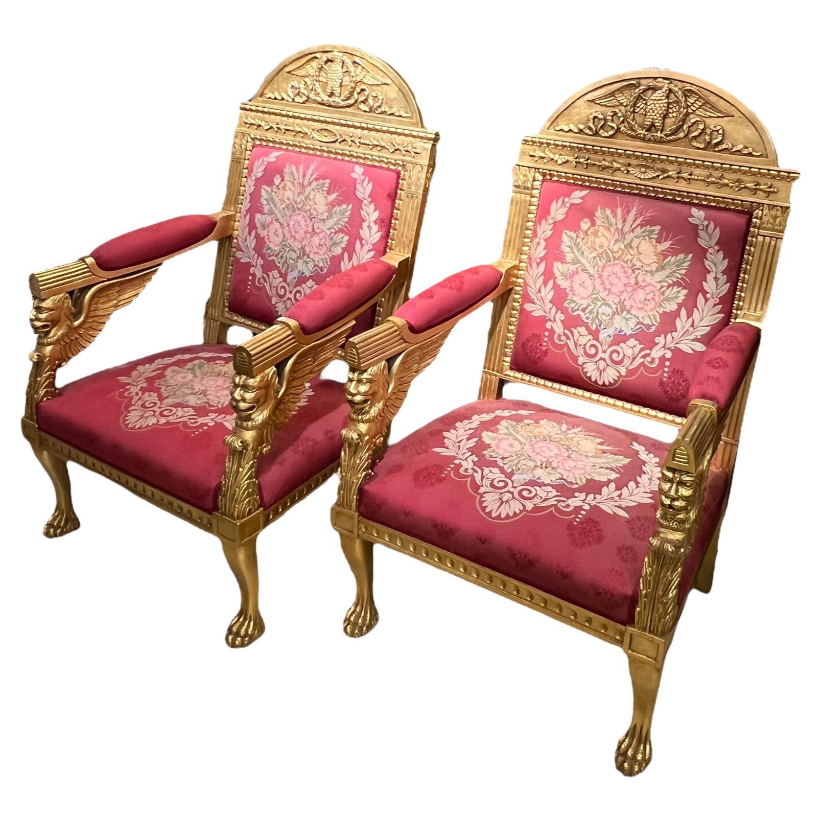 Paire de grands fauteuils rembourrés en bois doré de style Empire en vente
