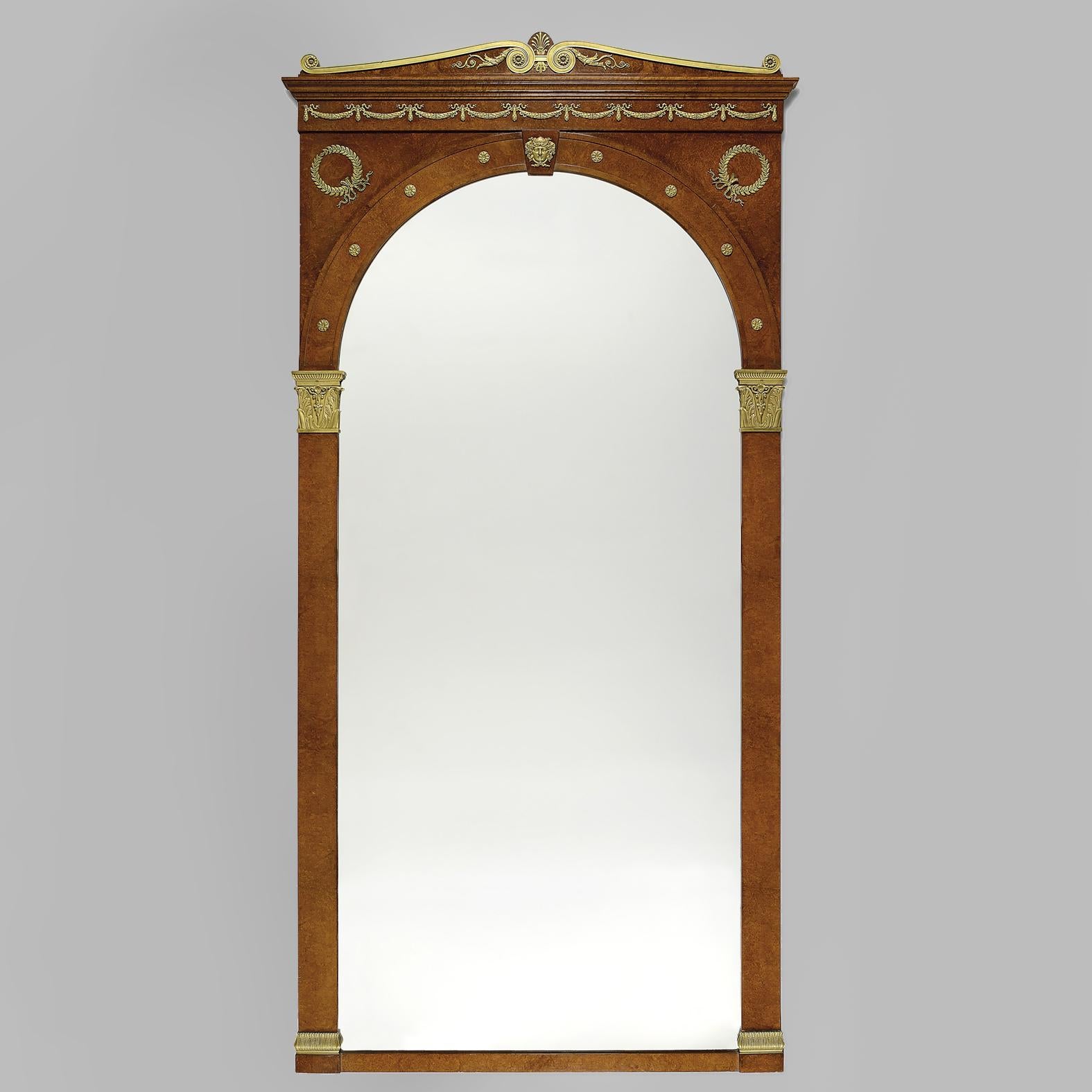 Bronze doré Paire de grands miroirs de style Empire, par la Maison Krieger en vente