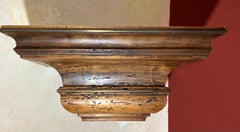 Pareja de grandes ménsulas de pared inglesas del siglo XIX de roble tallado con soportes de latón