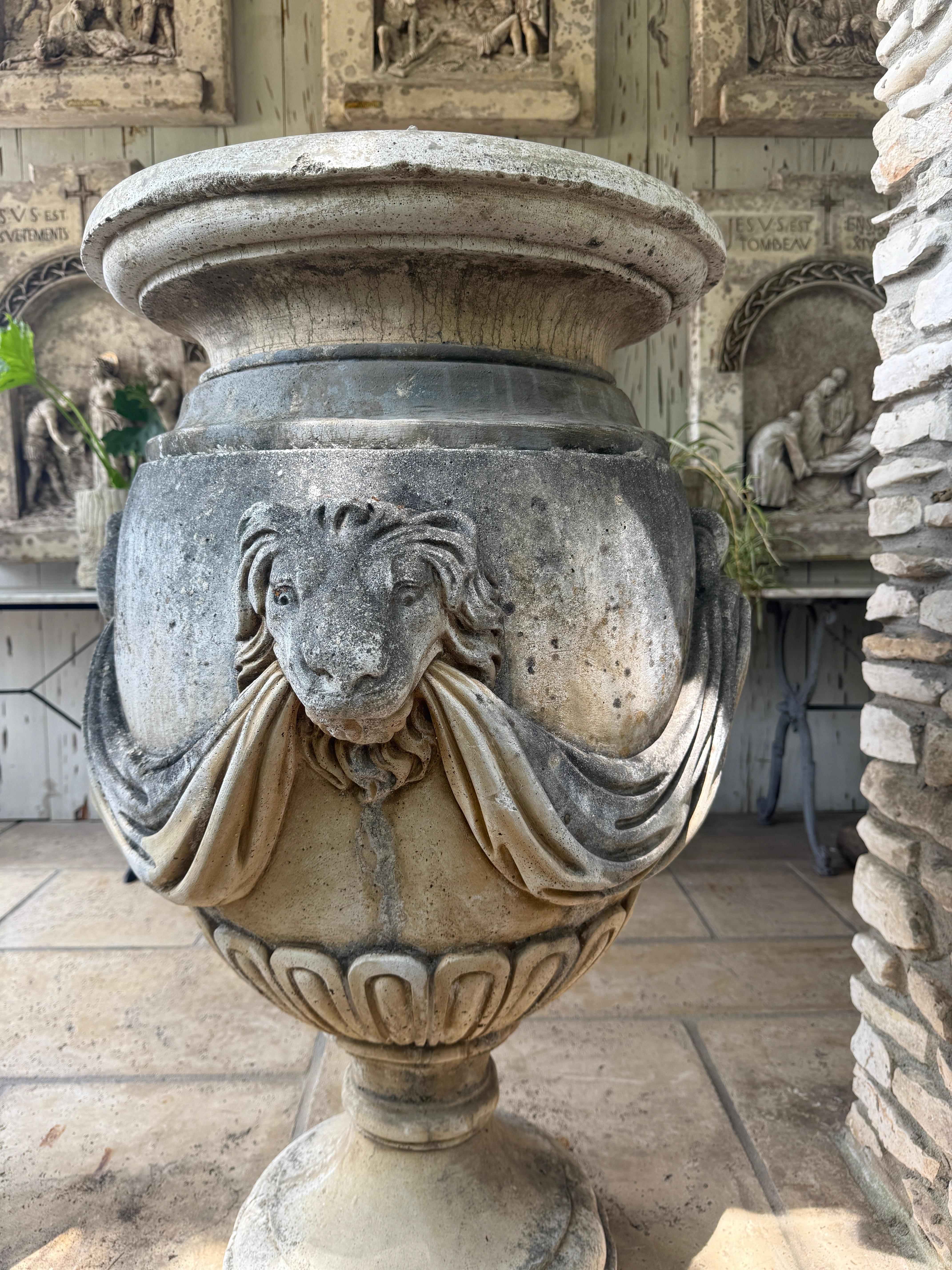 Une superbe paire de jardinières en forme d'urne du 19ème siècle avec une iconographie de lion, fabriquée en Angleterre. Cette paire surdimensionnée attirera l'attention de tous ceux qui la verront. Les récipients sont ornés de têtes de lion