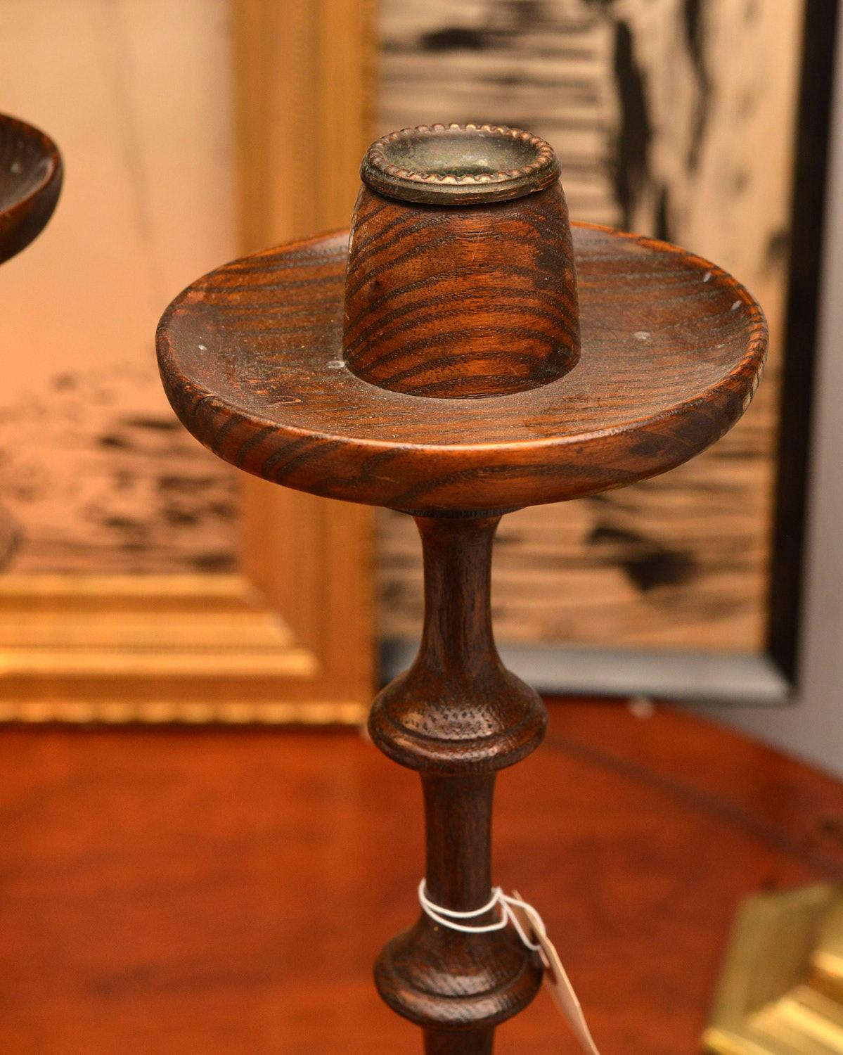 Principios del siglo XX. Inglaterra. Este impresionante par de candelabros de roble encarna maravillosamente la elegancia atemporal del movimiento Arts and Crafts inglés. 

Roble macizo con una pátina cálida y rica que resalta las vetas naturales de