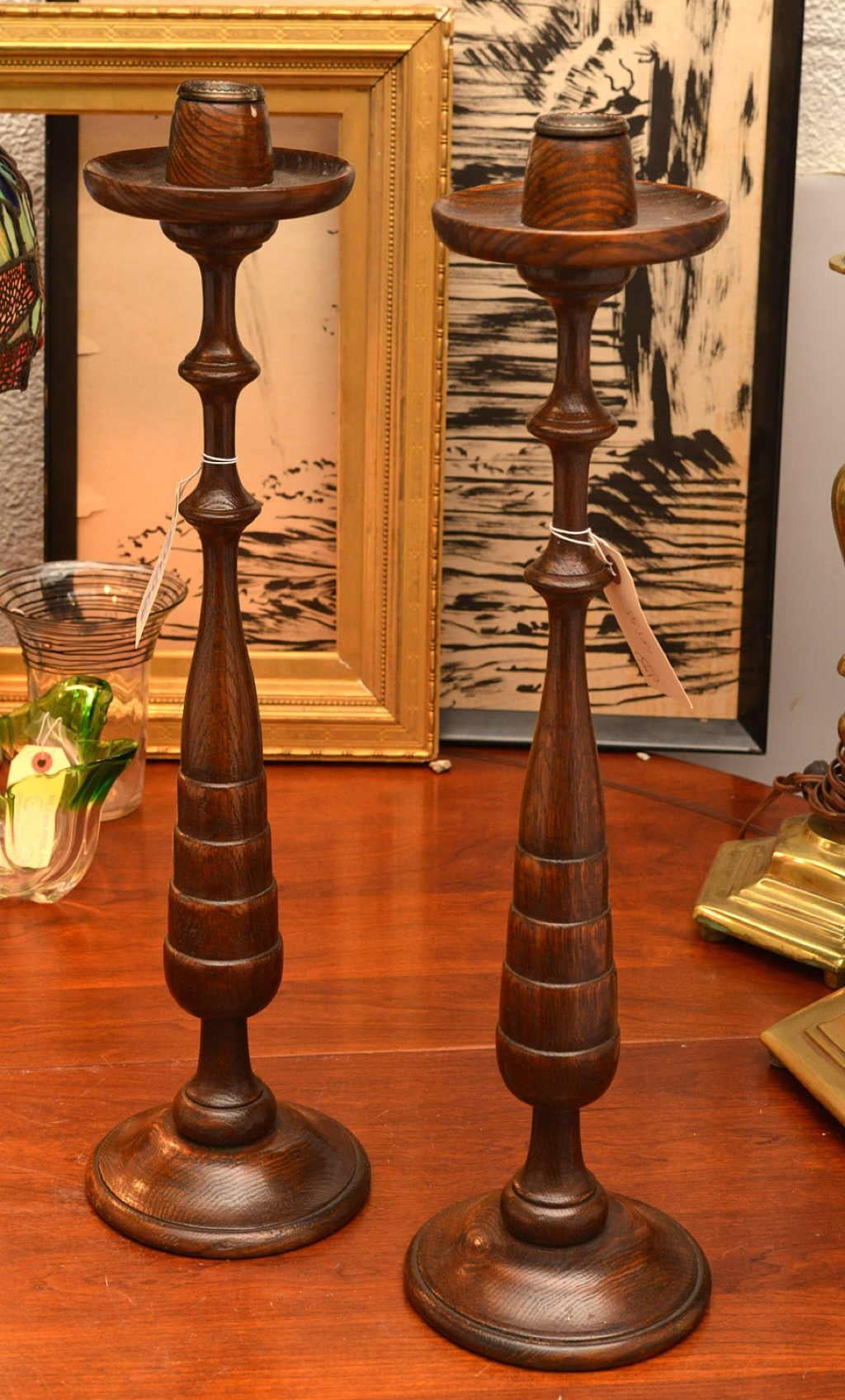 Pareja de grandes candeleros ingleses Arts and Crafts de roble - 22,5