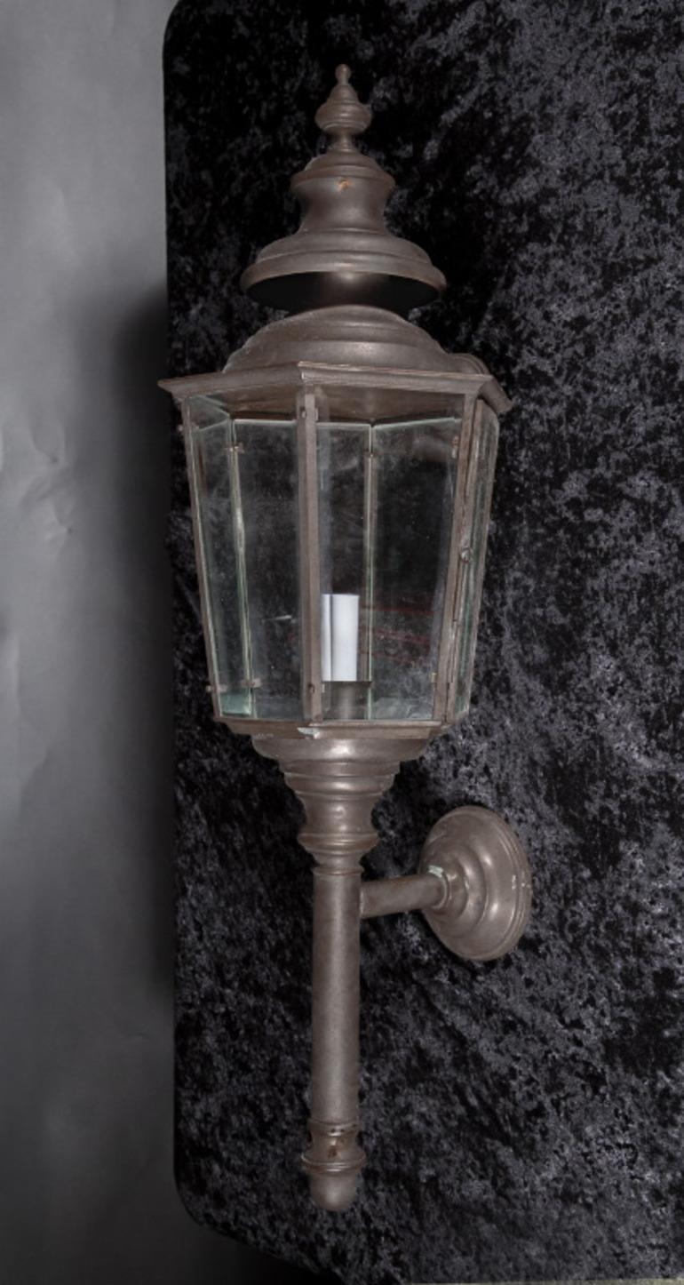 Cette paire de lanternes d'attelage anglaises est fabriquée en laiton massif patiné et présente un corps hexagonal avec des panneaux en verre biseauté. La paire est assez grande, 41 pouces de haut, et est prête à apporter une présence majestueuse à