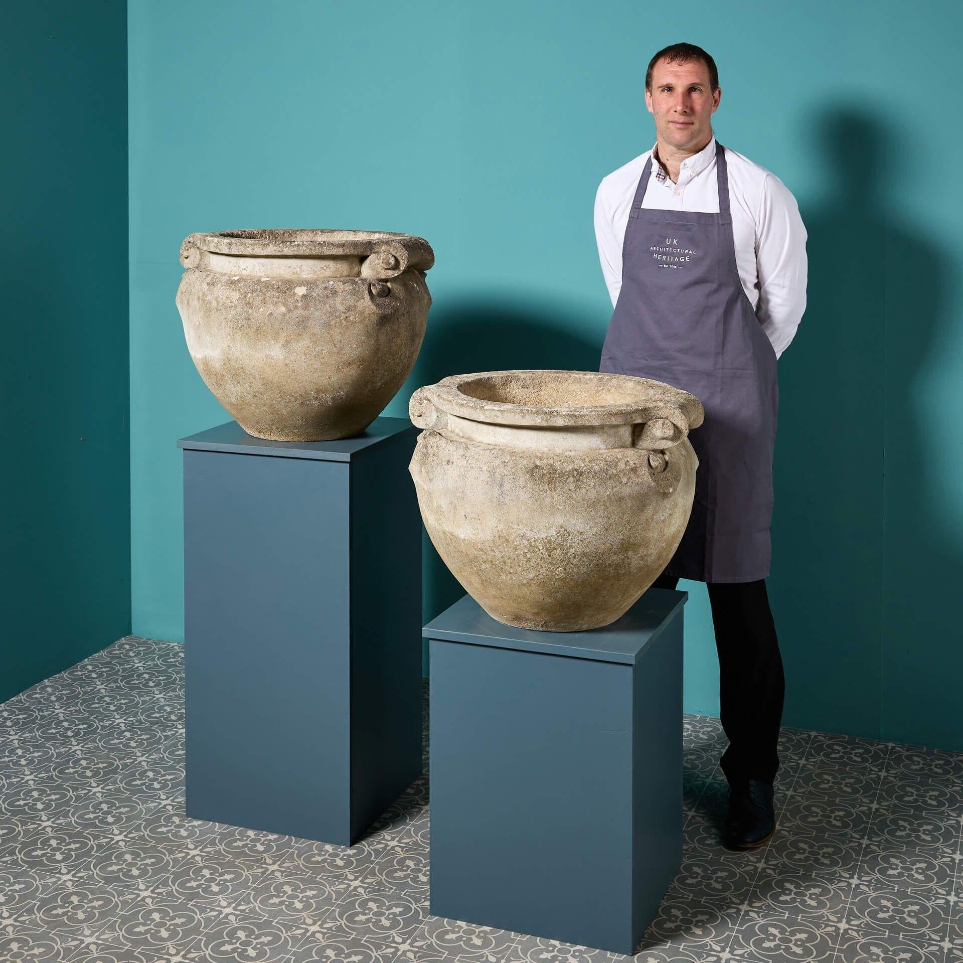 Une grande paire de pots à volutes en pierre de composition anglaise récupérée ; une déclaration intemporelle et remarquable pour tout espace extérieur ! Fabriqués dans un style traditionnel similaire à celui des célèbres poteries Compton, ces