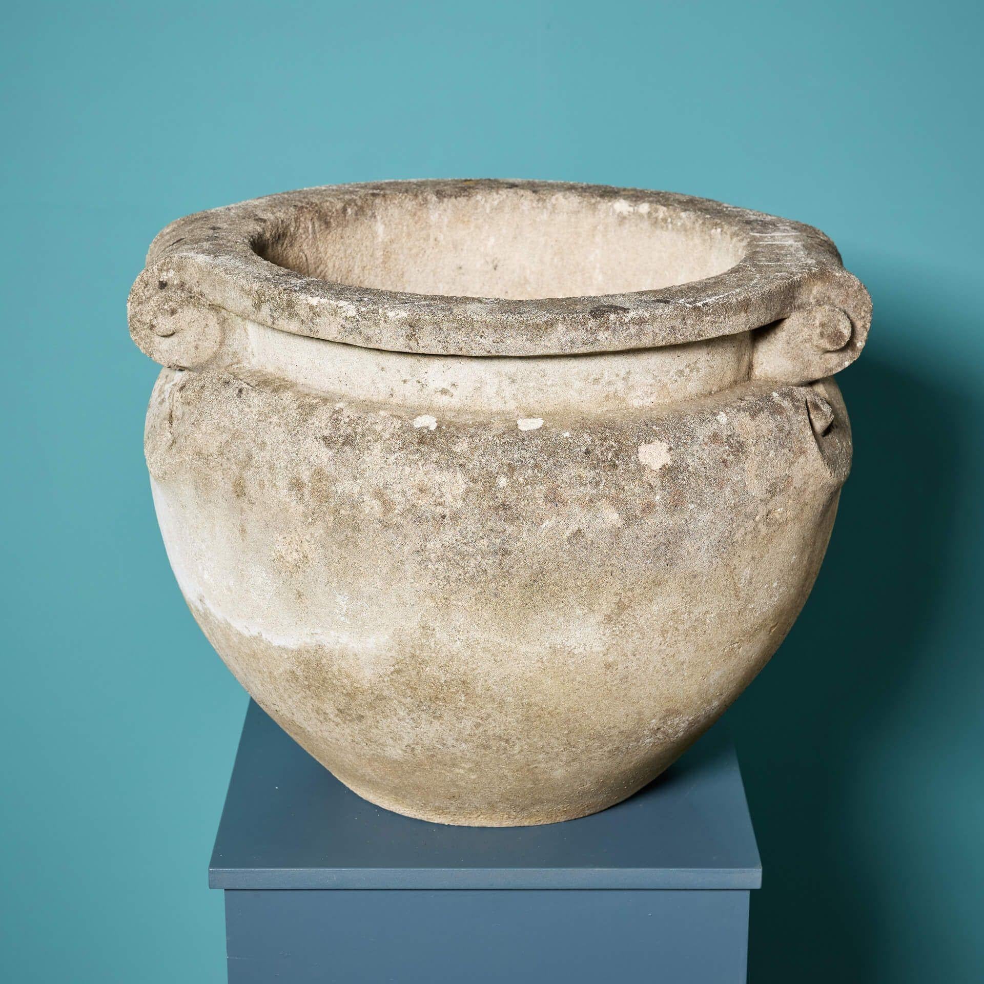 Victorien Paire de grands pots à volutes en pierre de composition anglaise en vente