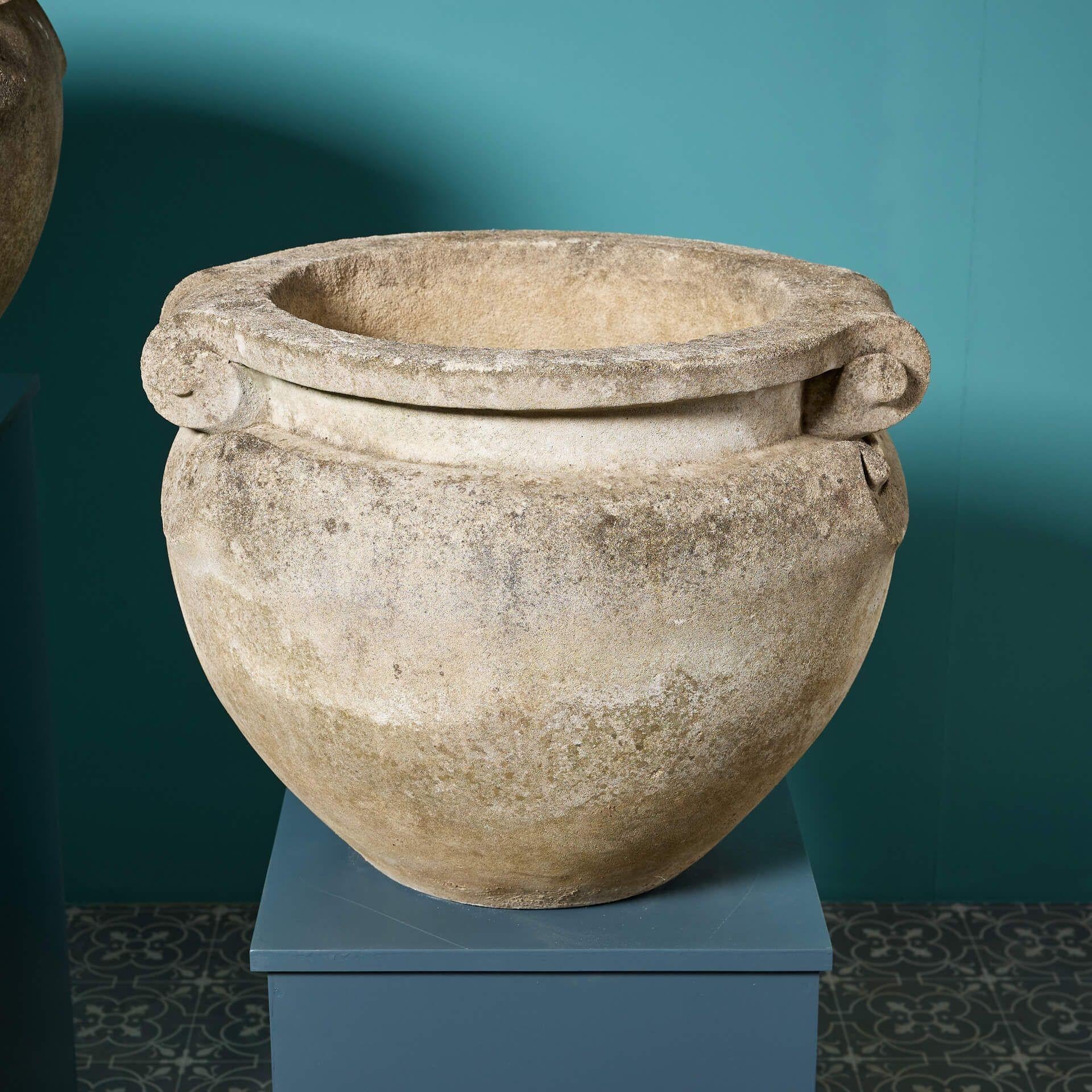 Anglais Paire de grands pots à volutes en pierre de composition anglaise en vente