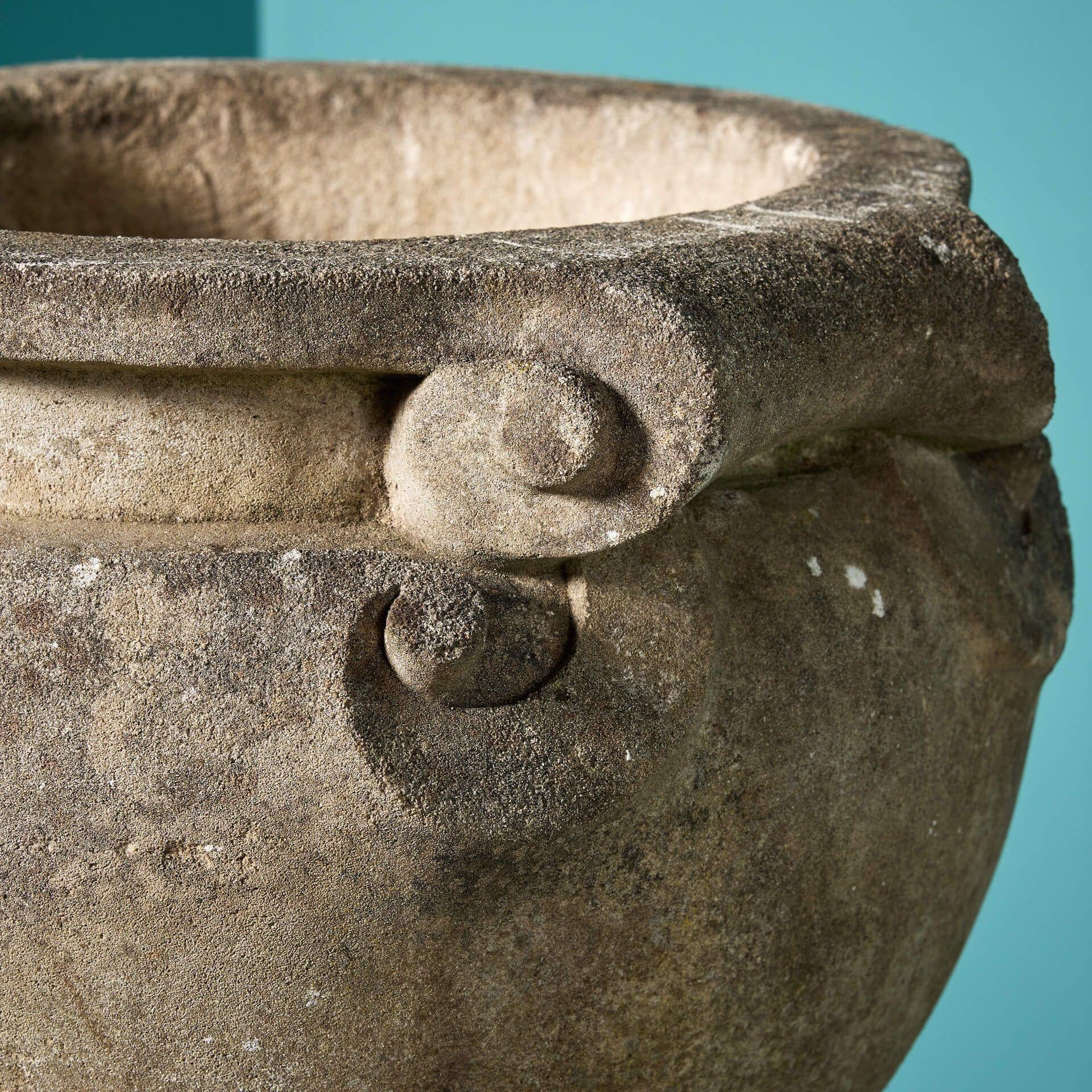 Paire de grands pots à volutes en pierre de composition anglaise État moyen - En vente à Wormelow, Herefordshire