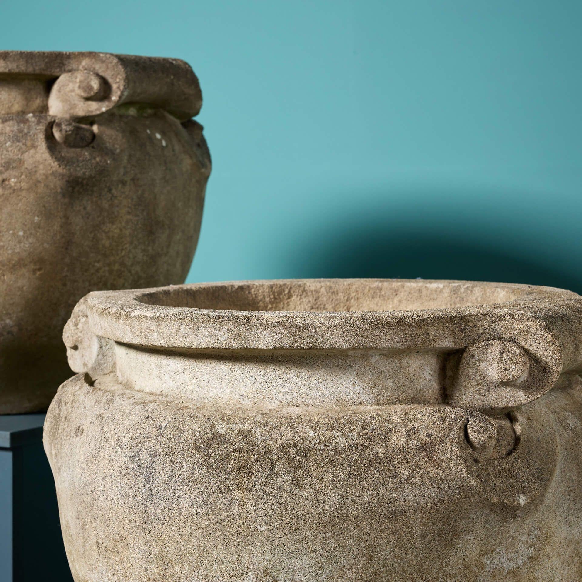 20ième siècle Paire de grands pots à volutes en pierre de composition anglaise en vente