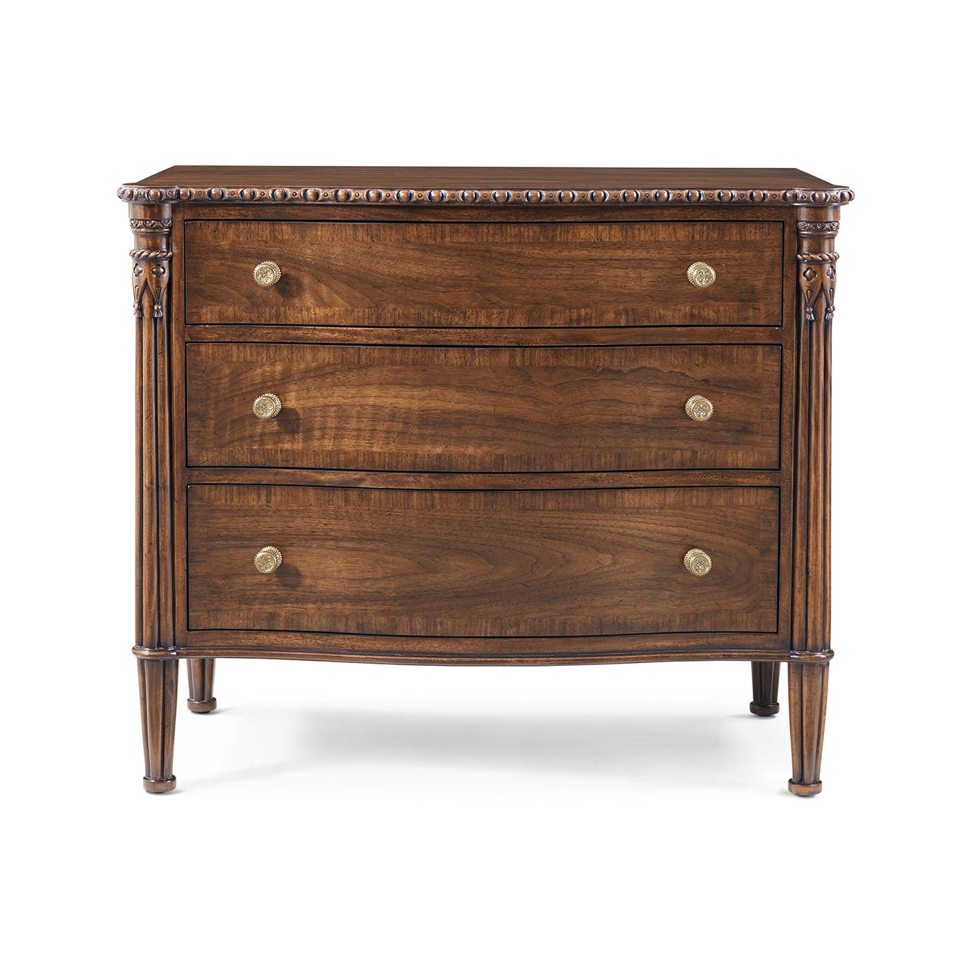 L'élégante façade serpentine crée une silhouette fluide, complétée par trois tiroirs spacieux à bandeau croisé qui mettent en valeur un travail du bois et un équilibre magistral.

Fabriquée en bois figuré dans une chaude finition noyer, cette
