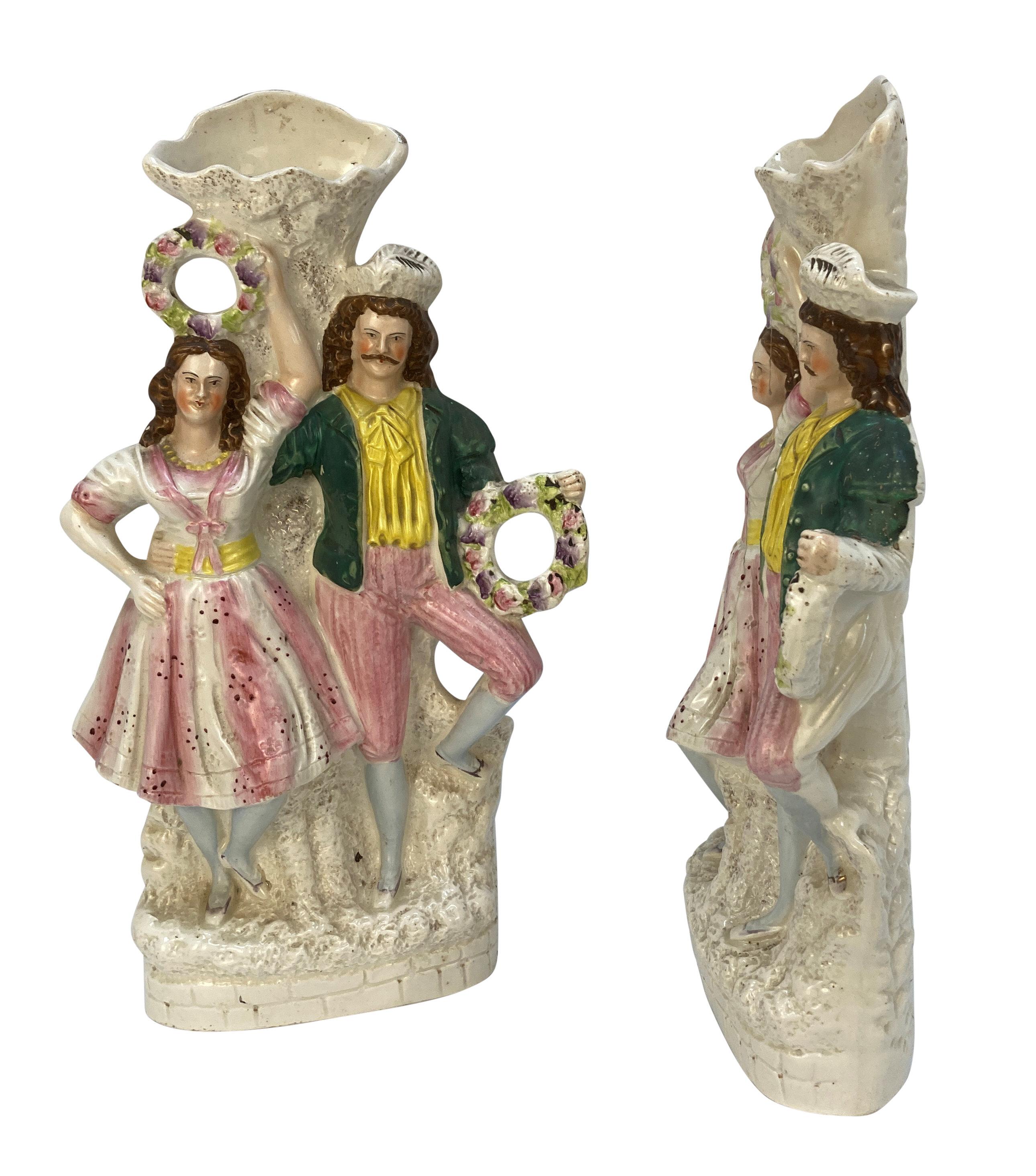 Paire de vases à bec plat peints à la main en Staffordshire.