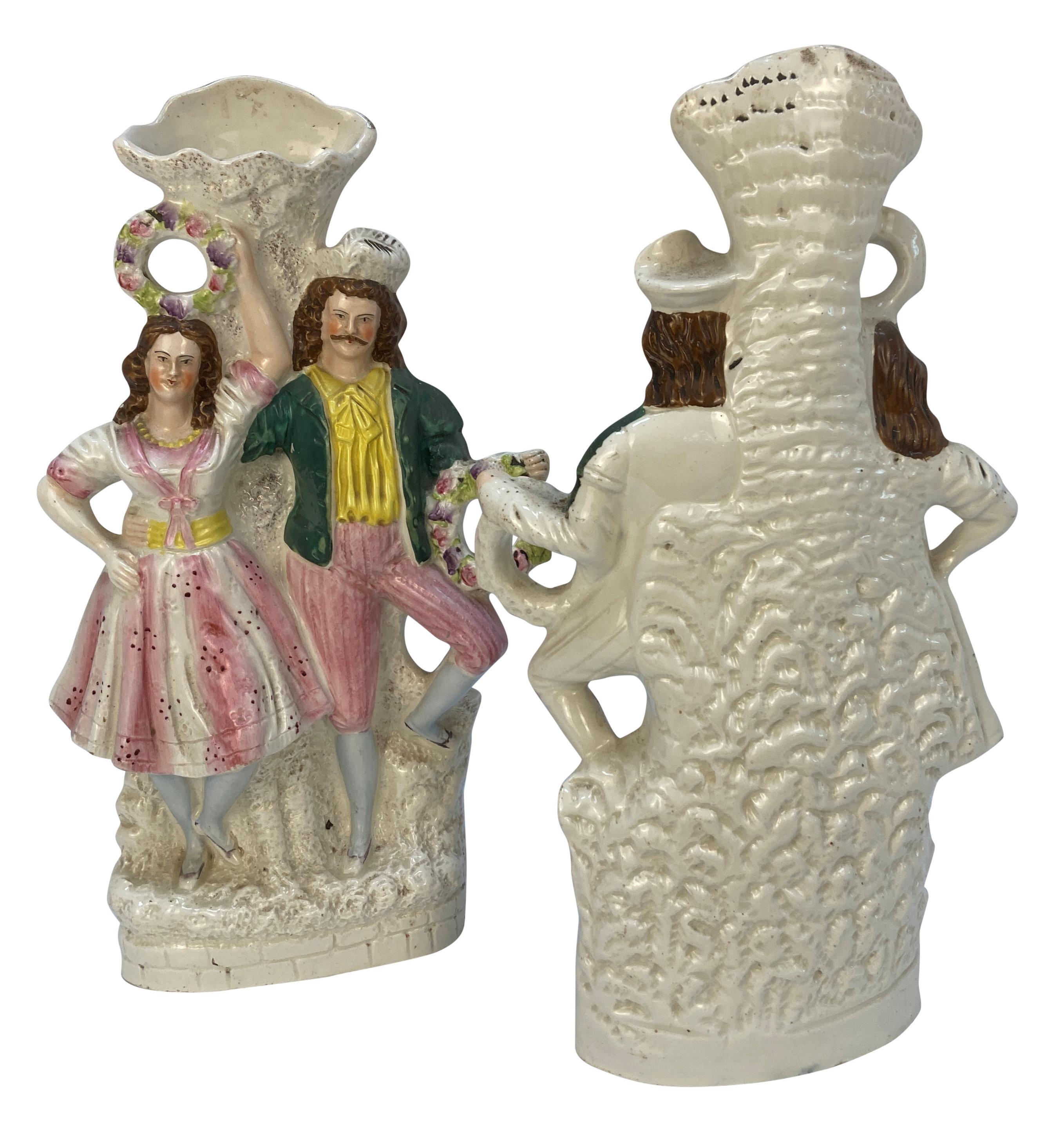 Anglais Paire de grands vases à dos plat en Staffordshire anglais en vente
