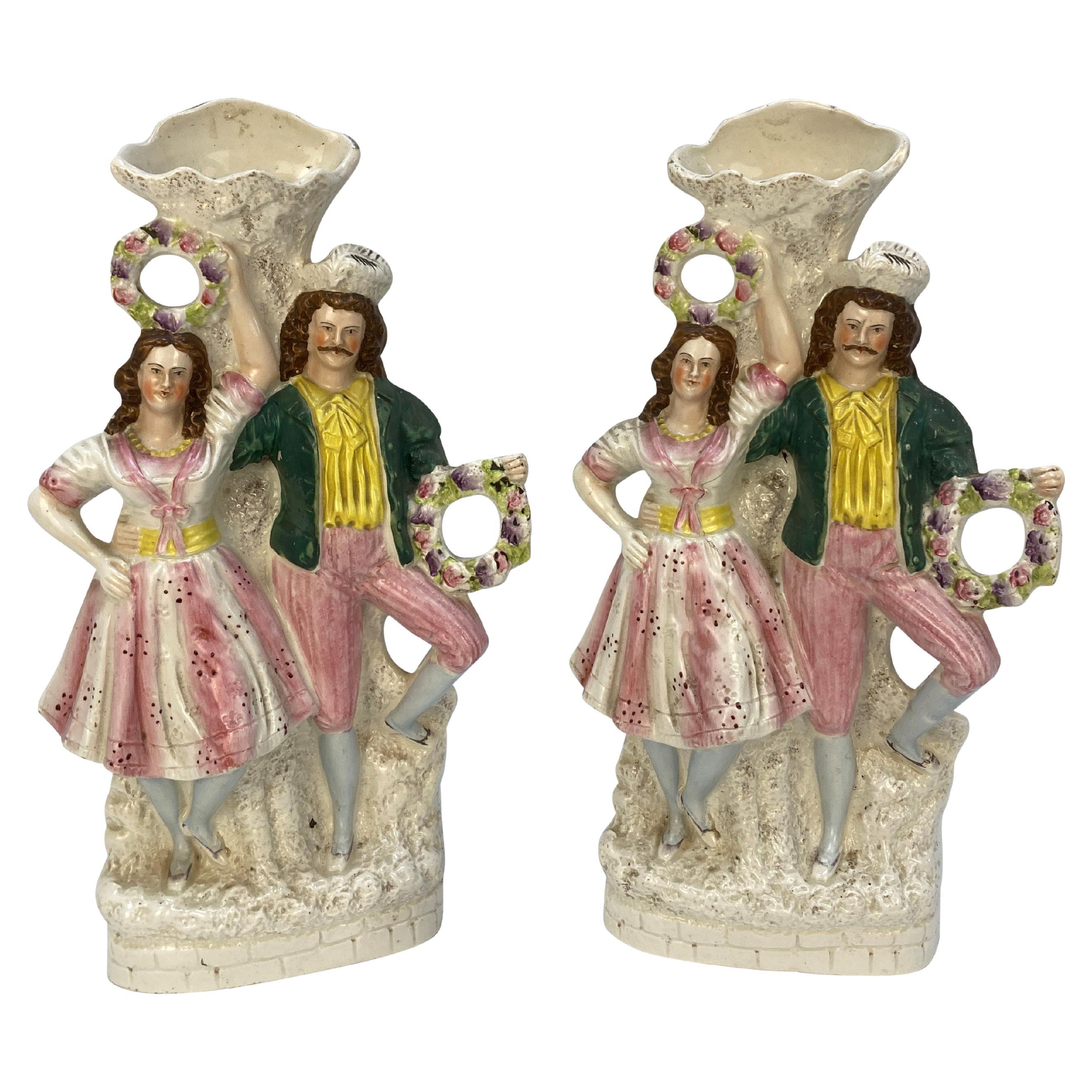 Paire de grands vases à dos plat en Staffordshire anglais en vente