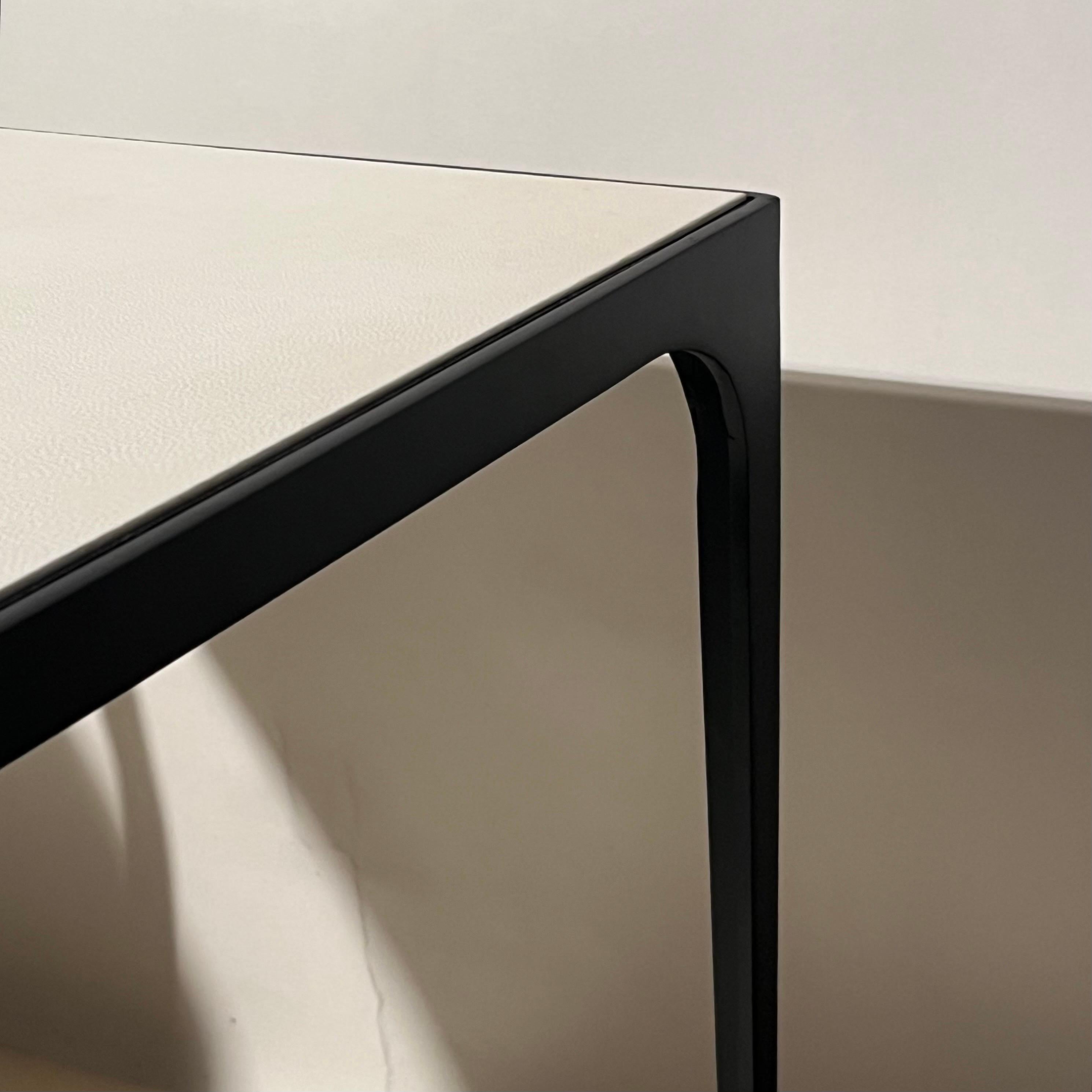 Ein Paar große Esquisse-Pergament-Endtische von Design Frères (Tierhaut) im Angebot