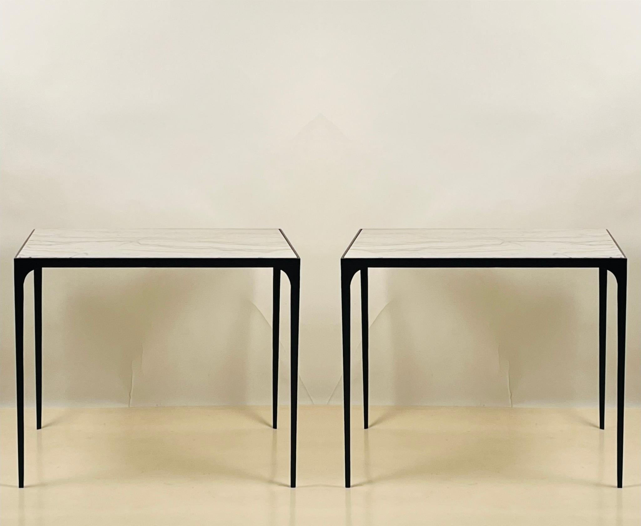 Paire de grandes tables d'appoint 'Esquisse' en fer forgé et Macaubas par Design Frères.

Plateau en pierre de macaubas marbrée blanche contrastée sur une base élancée en acier noirci. 

Un design magnifiquement simple et discret.