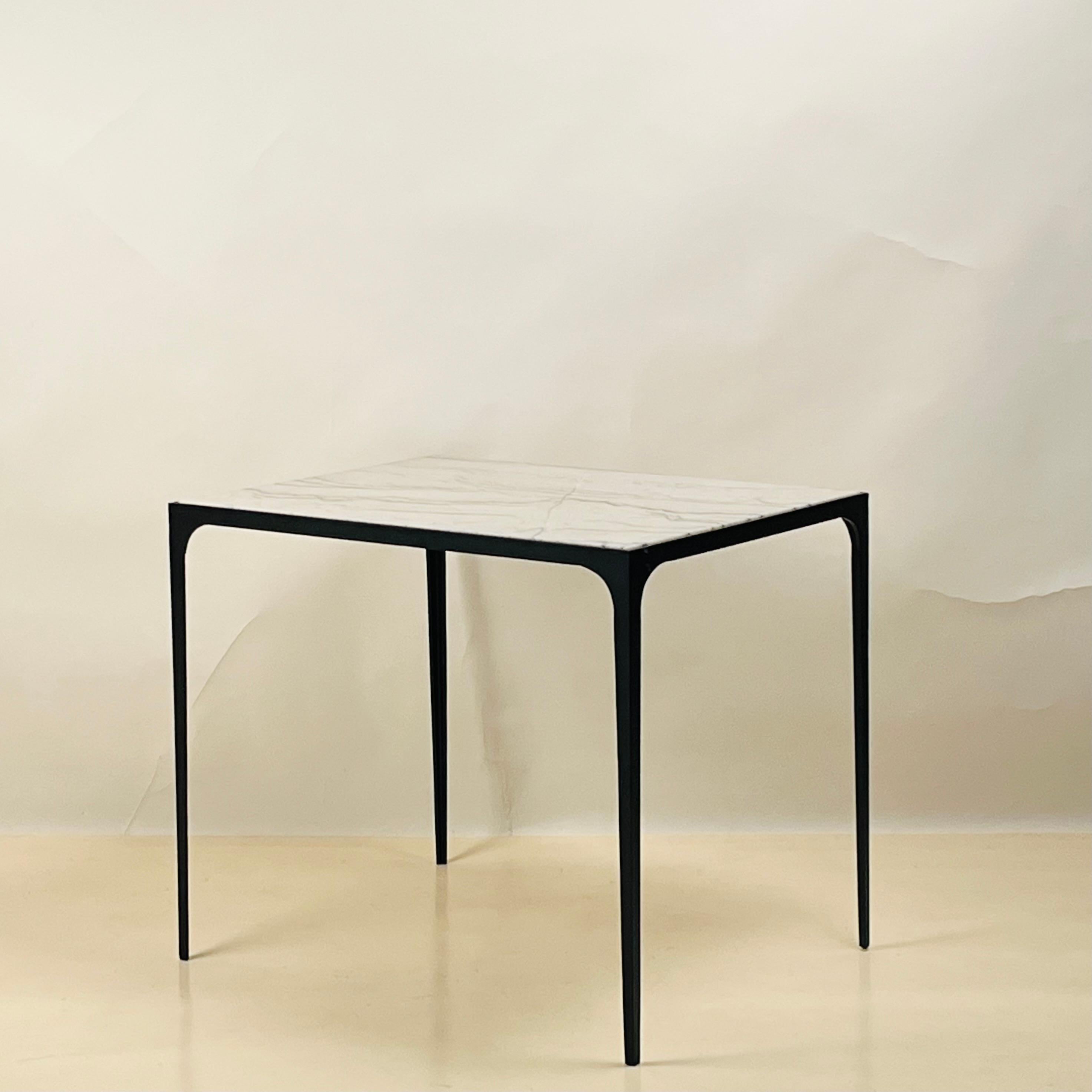 Français Paire de grandes tables d'appoint en fer forgé et macaubas 'Esquisse' par Design Frères en vente