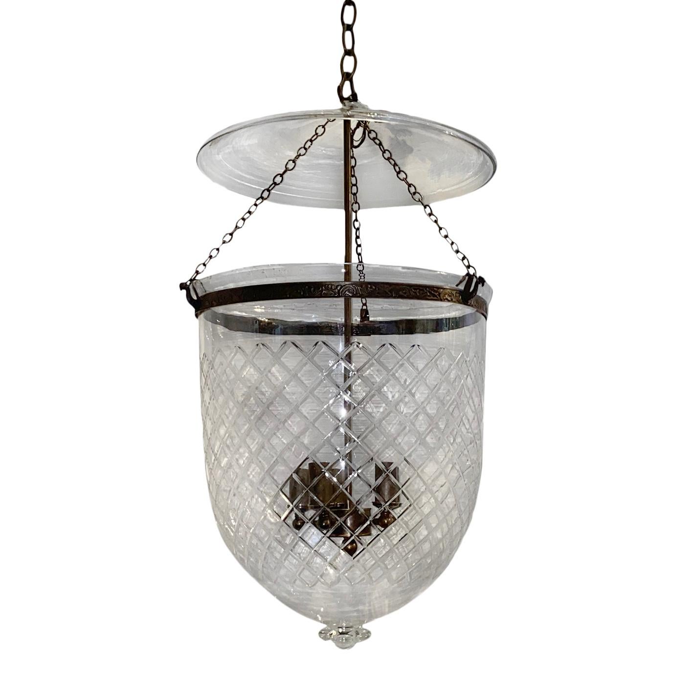 Pareja de grandes faroles ingleses de cristal grabado de hacia 1940, con seis luces interiores. Se venden por unidades.

Medidas:
Diámetro: 16
Caída: 28