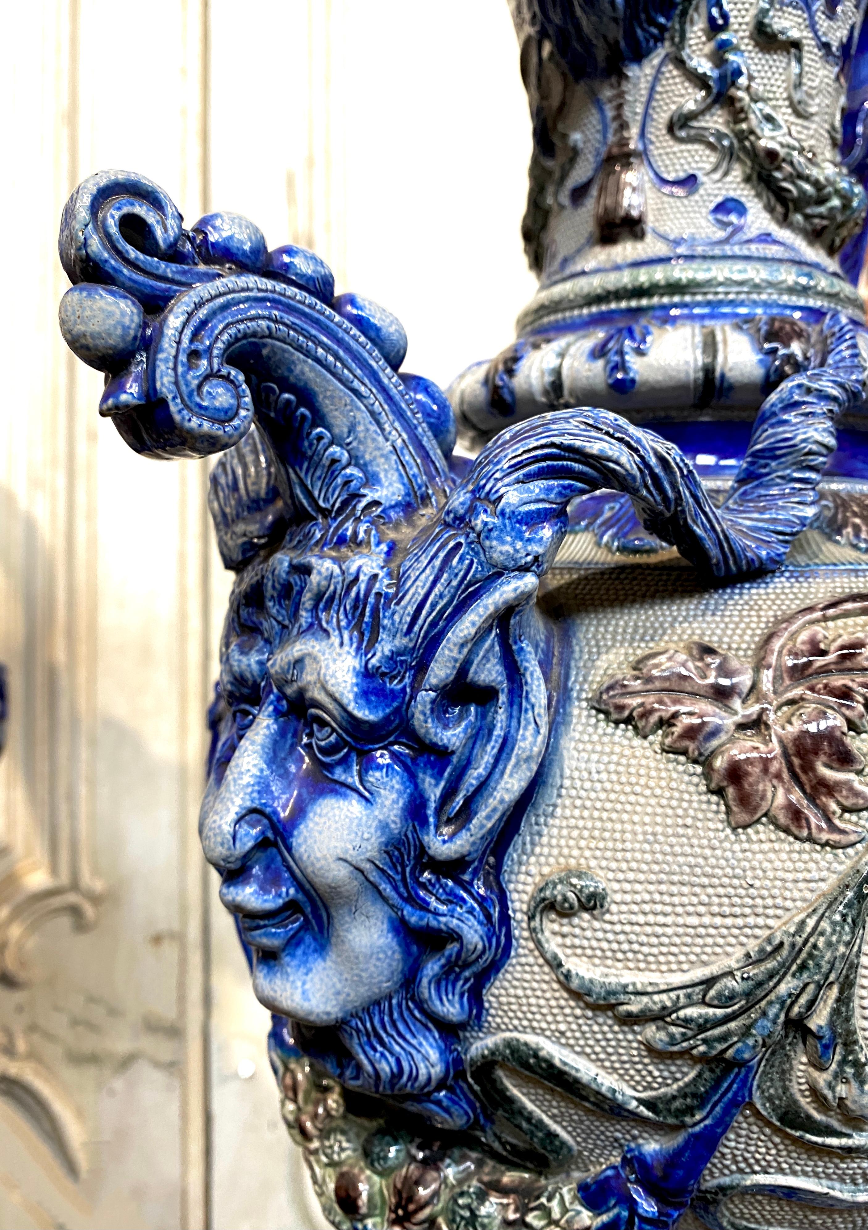 Paire de grandes aiguières en grès bleu du 19e siècle, de la Renaissance Ta en vente 4