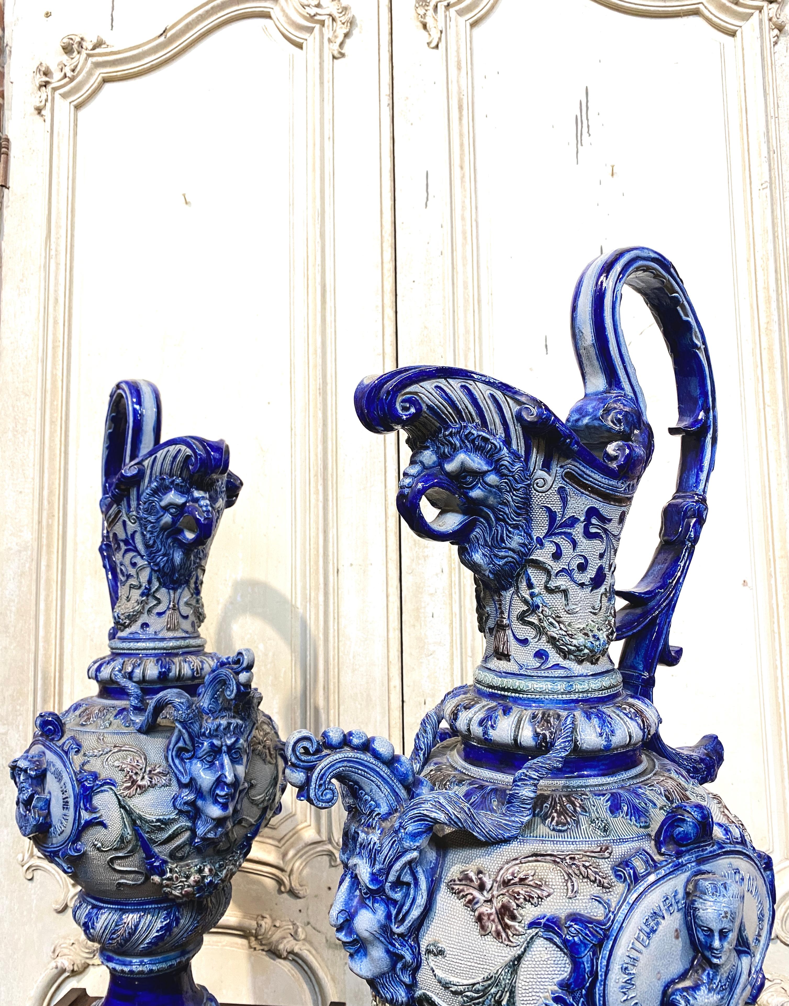 Paire de grandes aiguières en grès bleu du 19e siècle, de la Renaissance Ta en vente 6