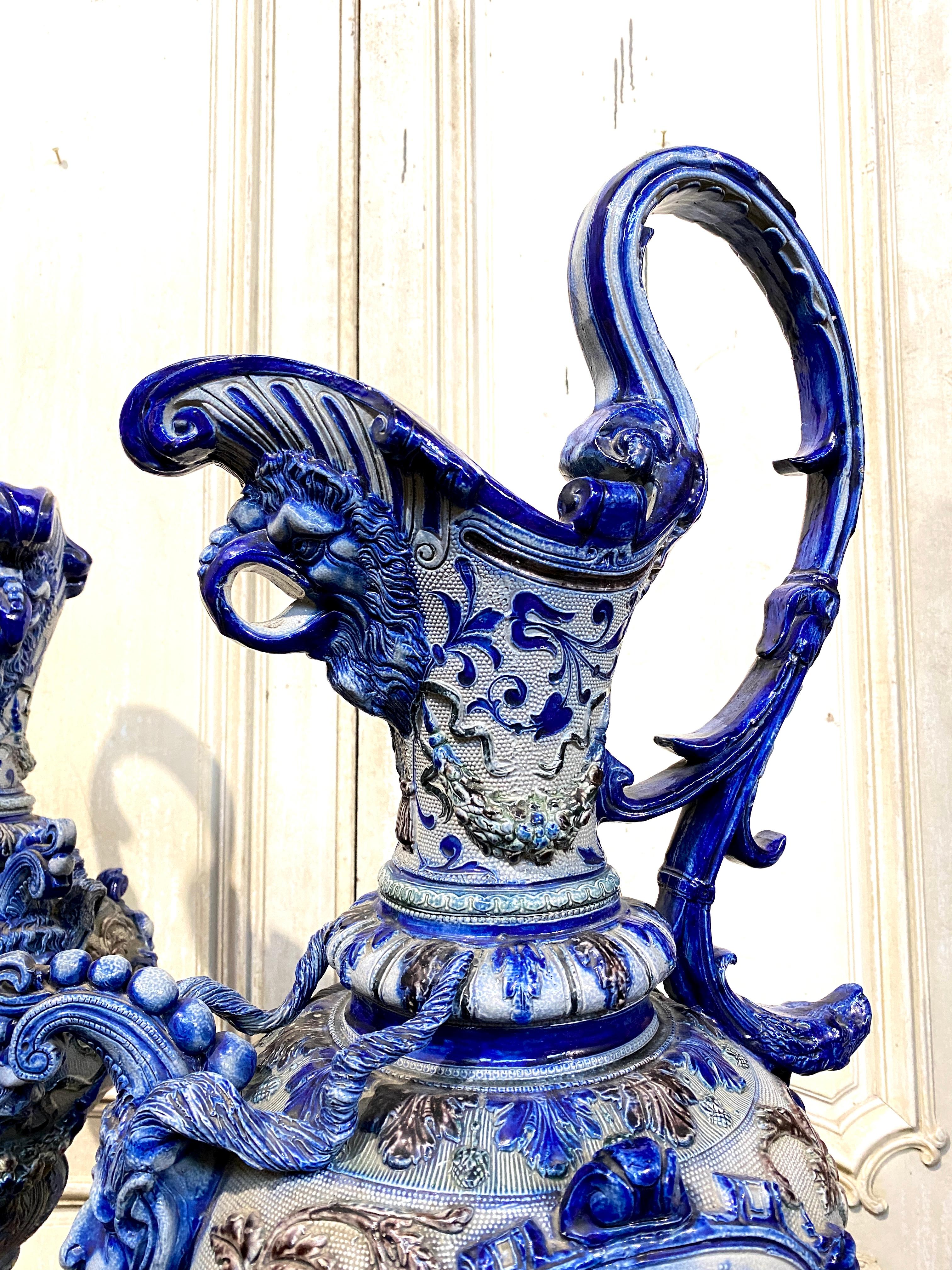 Paire de grandes aiguières en grès bleu du 19e siècle, de la Renaissance Ta en vente 7