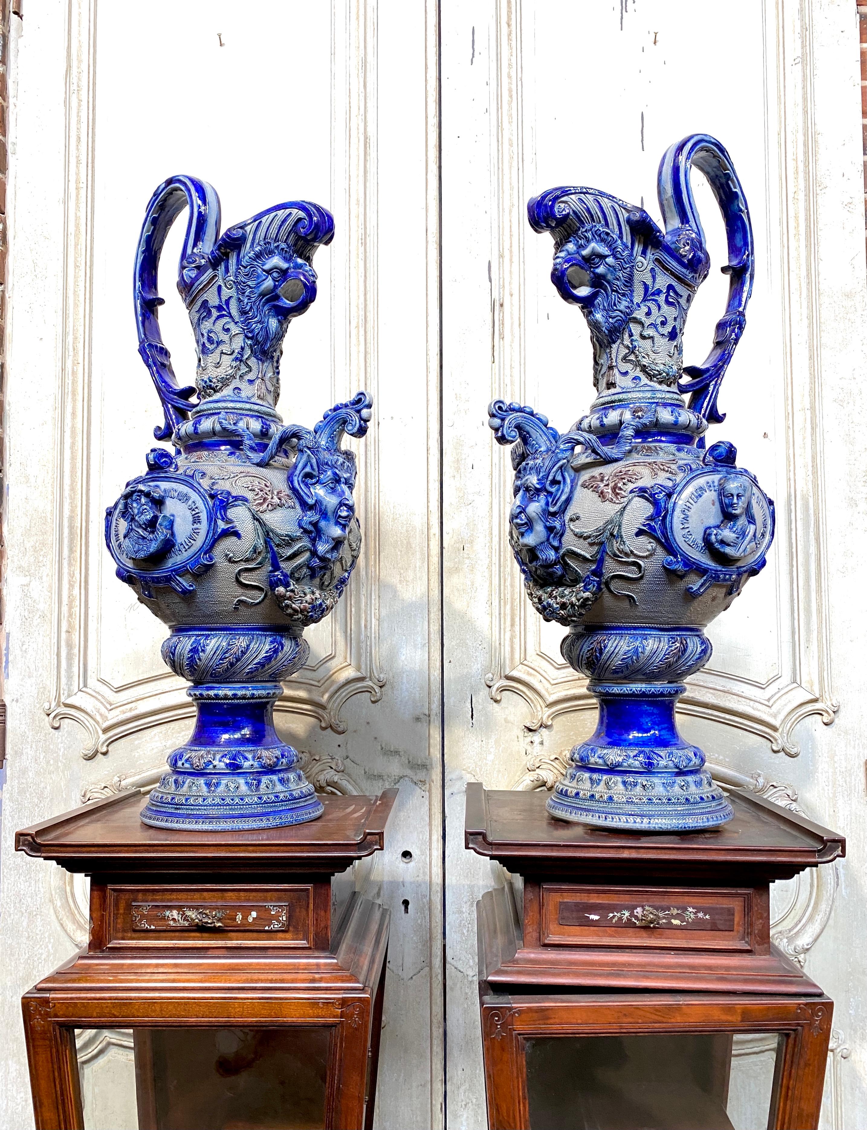 Français Paire de grandes aiguières en grès bleu du 19e siècle, de la Renaissance Ta en vente