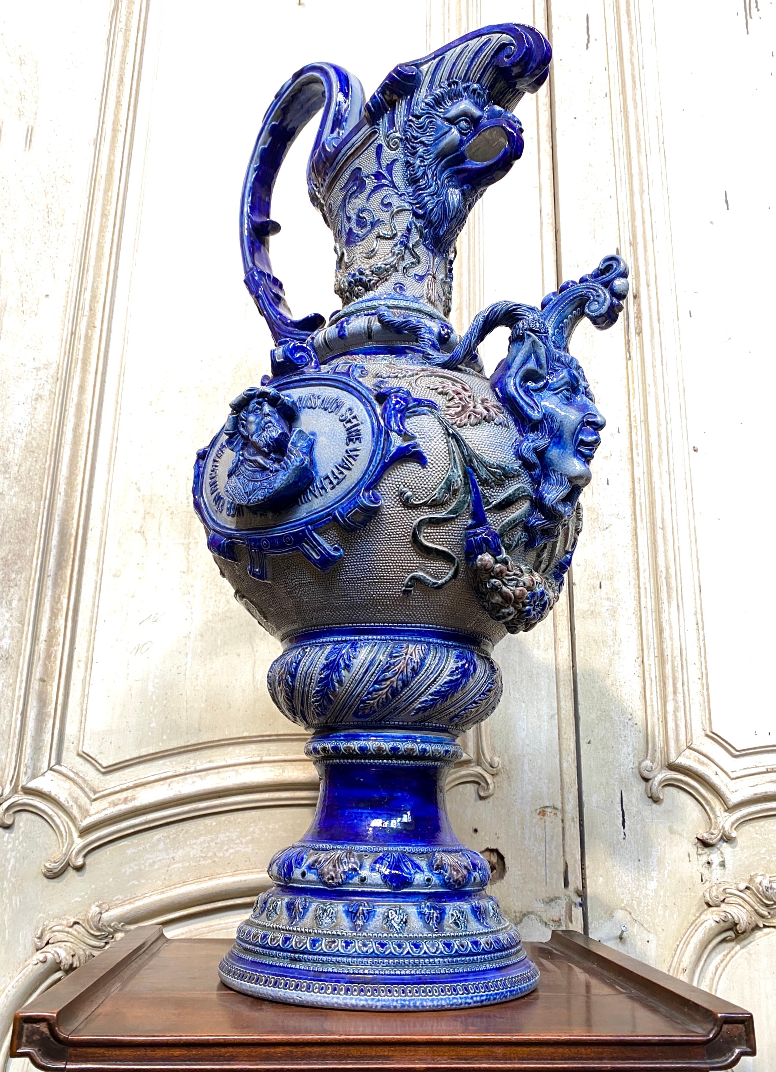 Fin du XIXe siècle Paire de grandes aiguières en grès bleu du 19e siècle, de la Renaissance Ta en vente