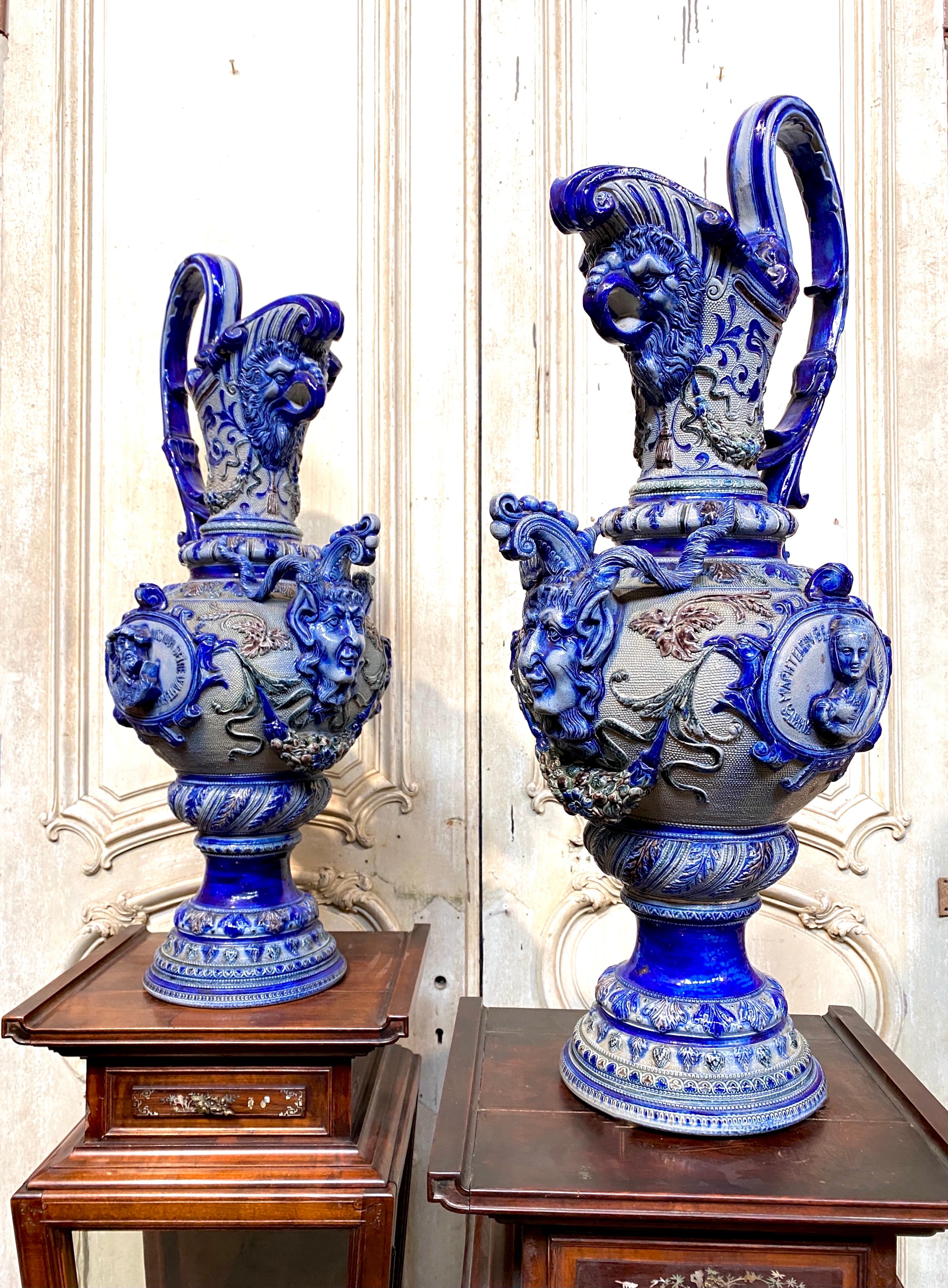 Céramique Paire de grandes aiguières en grès bleu du 19e siècle, de la Renaissance Ta en vente