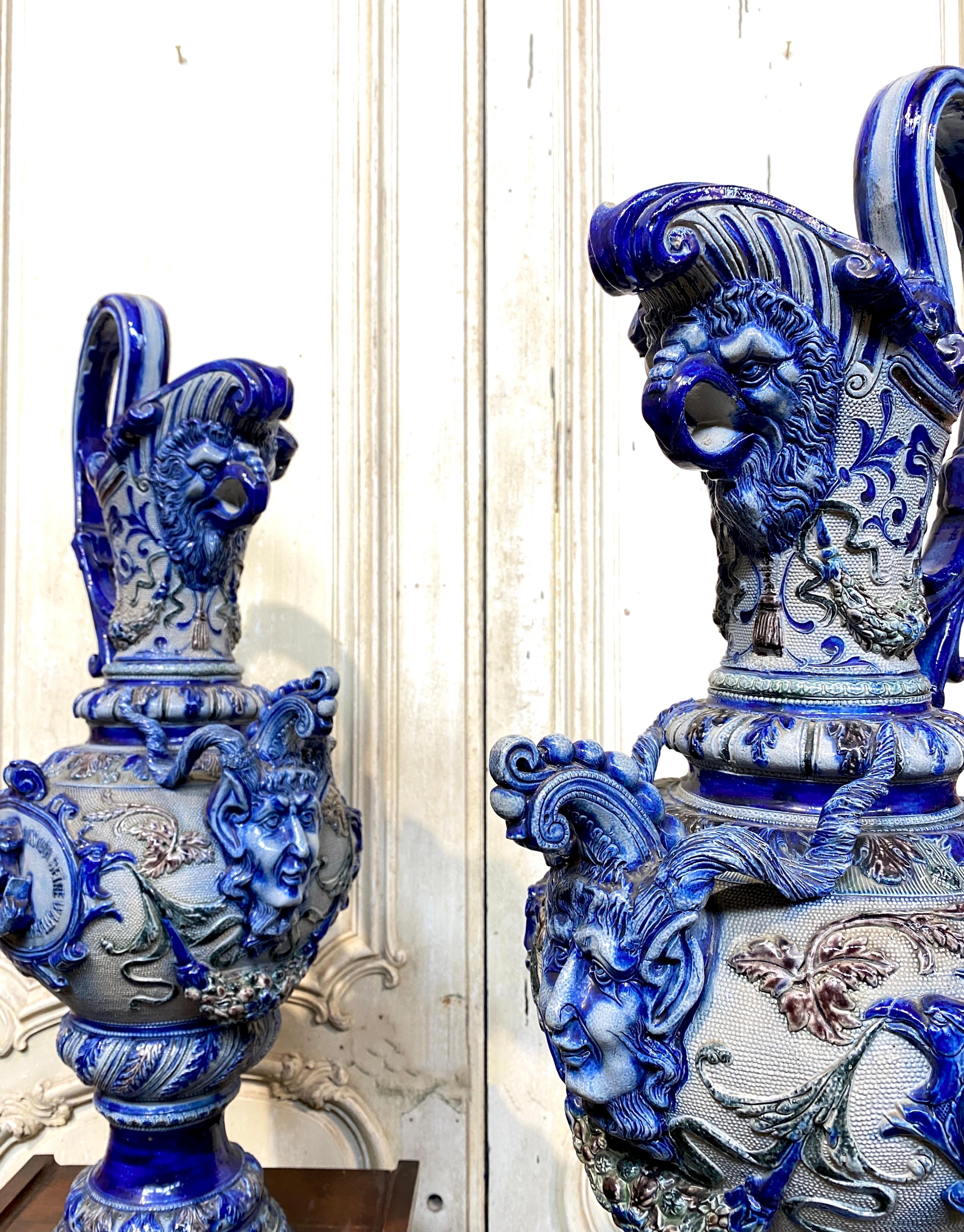 Paire de grandes aiguières en grès bleu du 19e siècle, de la Renaissance Ta en vente 1