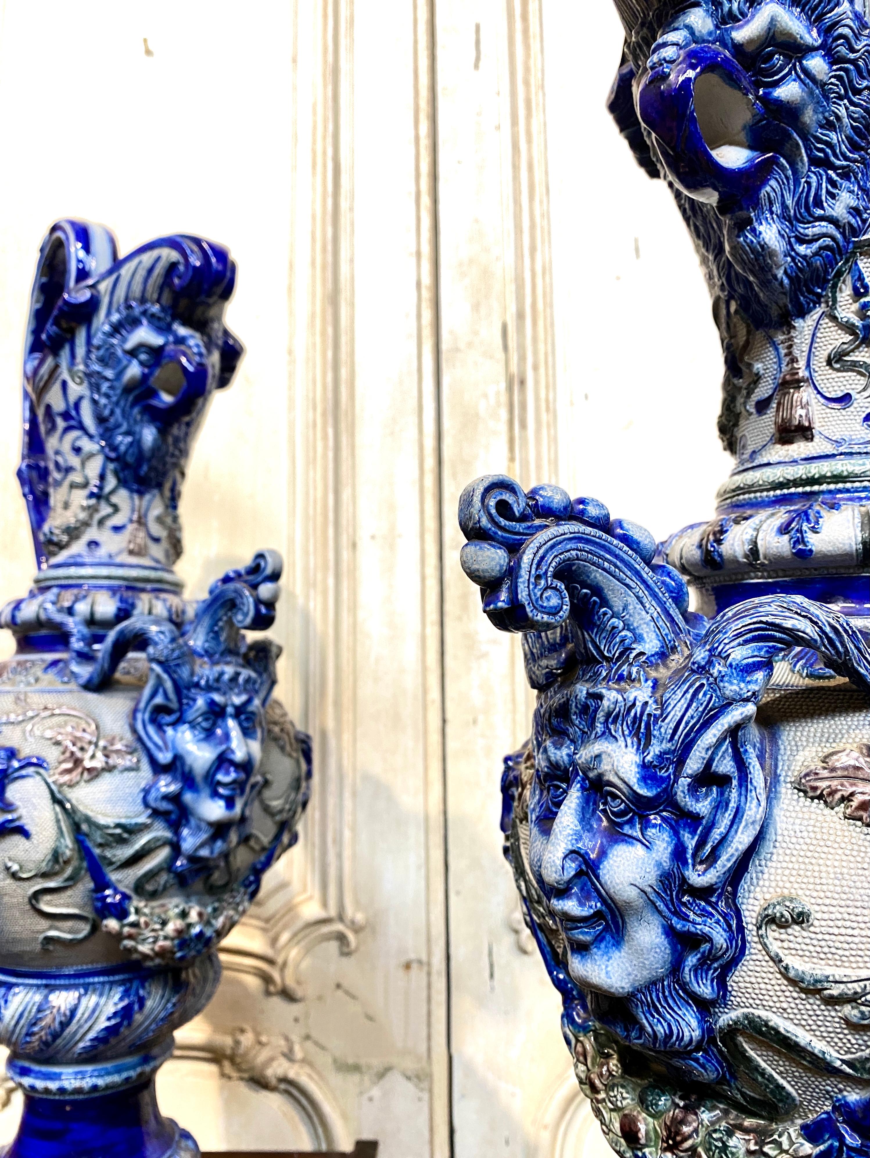 Paire de grandes aiguières en grès bleu du 19e siècle, de la Renaissance Ta en vente 3