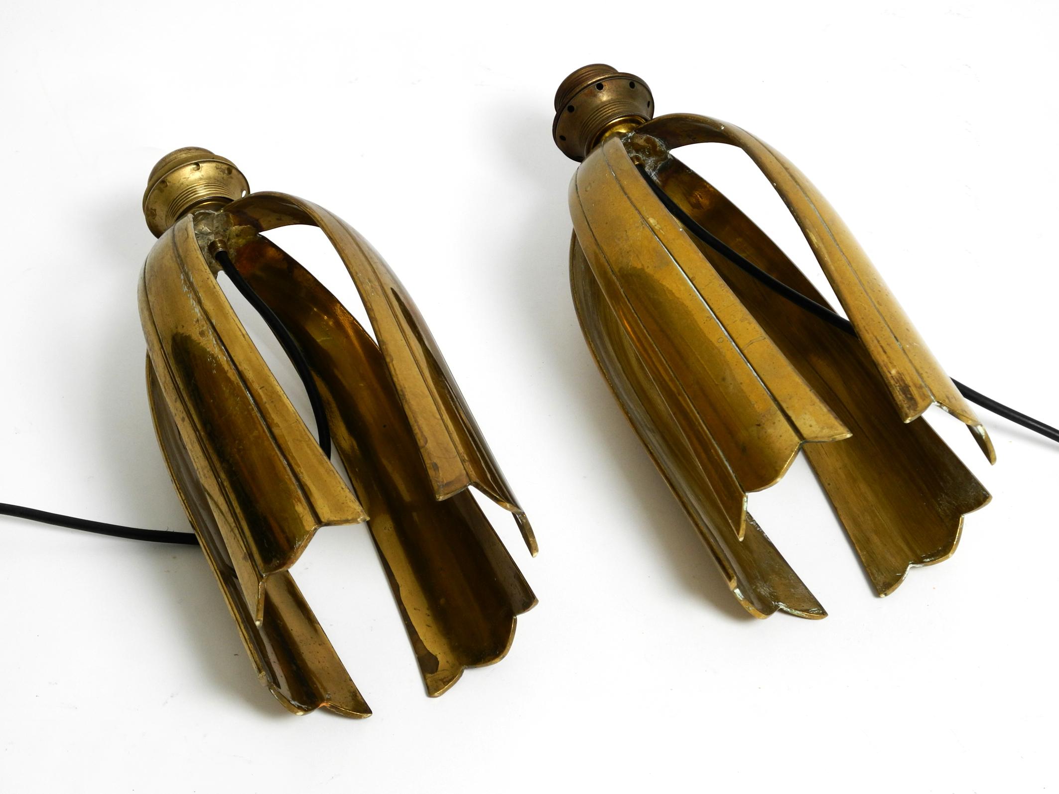 Paire de grandes lampes de table en laiton, extraordinairement lourdes, datant du milieu du siècle dernier. en vente 1