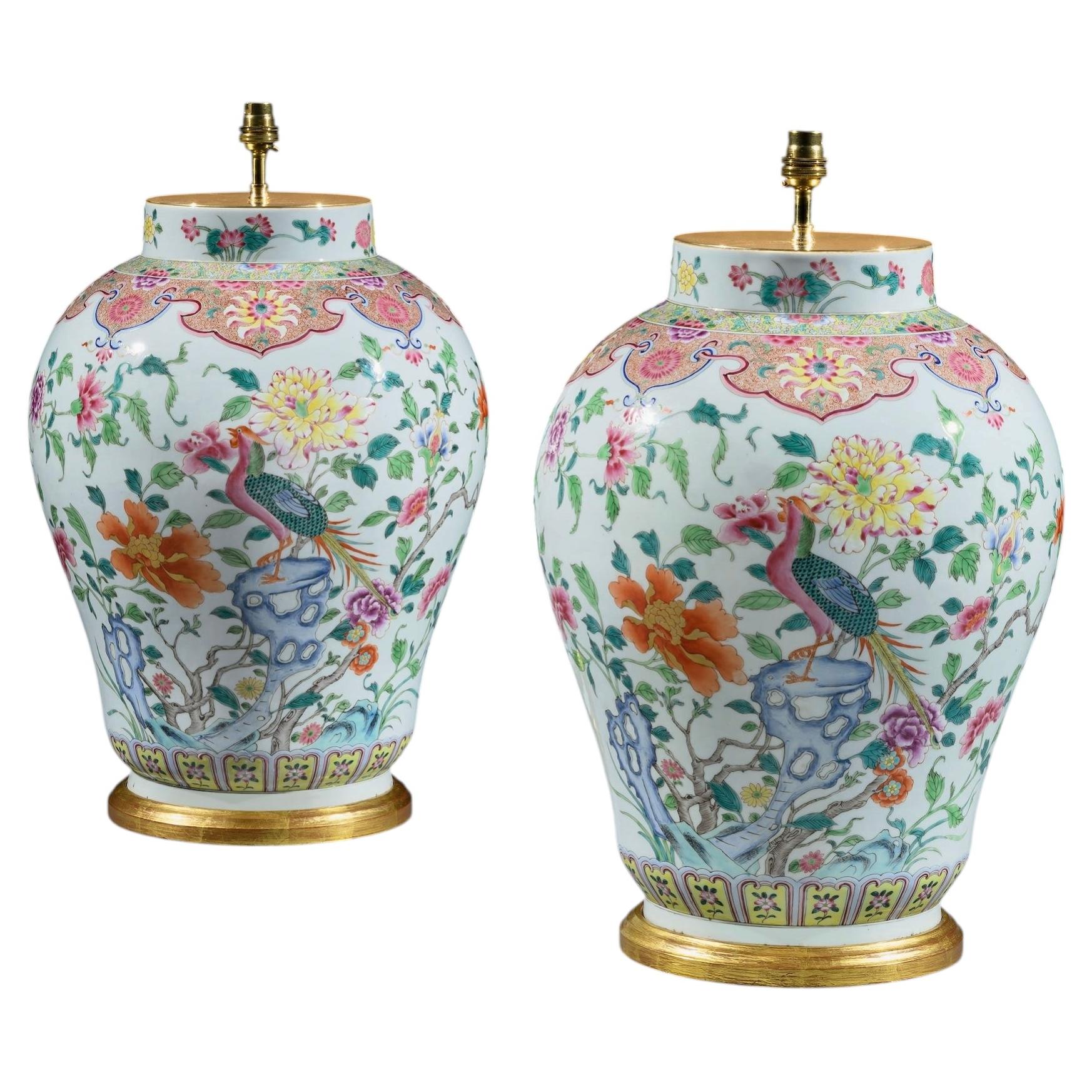 Par de lámparas de mesa chinas de estilo «Famille Rose», de finales del siglo XIX y principios del XX