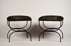 Paire de grands tabourets "Strapontin" en fausse fourrure de Design Frères