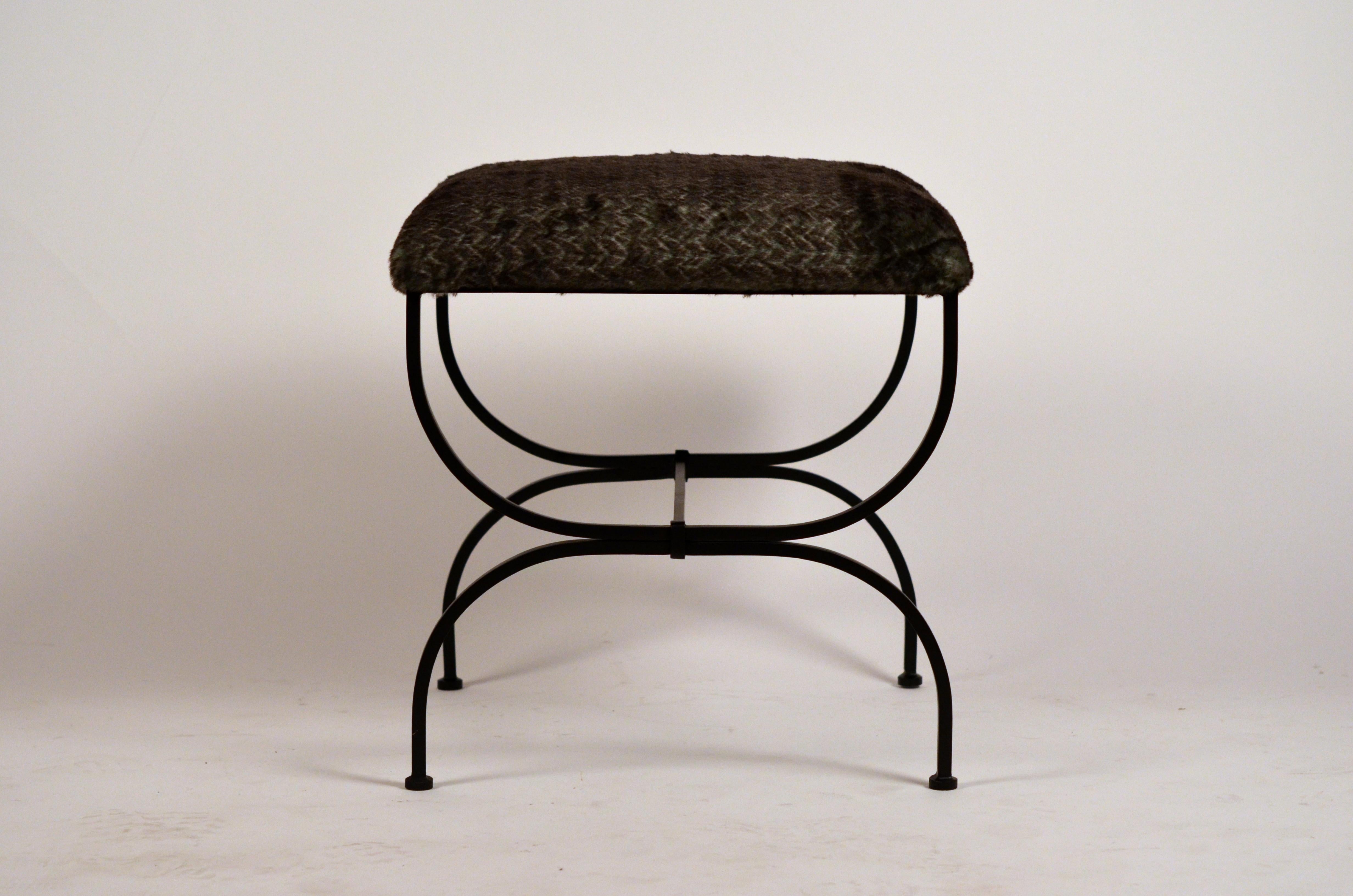 Paar große 'Strapontin'-Hocker aus Kunstfell von Design Frères (Polster) im Angebot