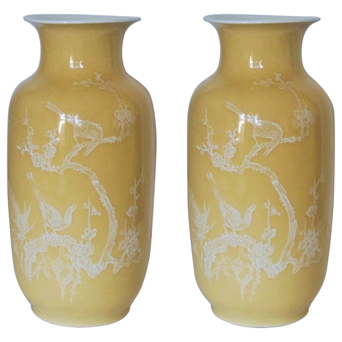 Paar große, feine, chinesische, gelb umrandete, verzierte Vasen des frühen 20. Jahrhunderts, markiert