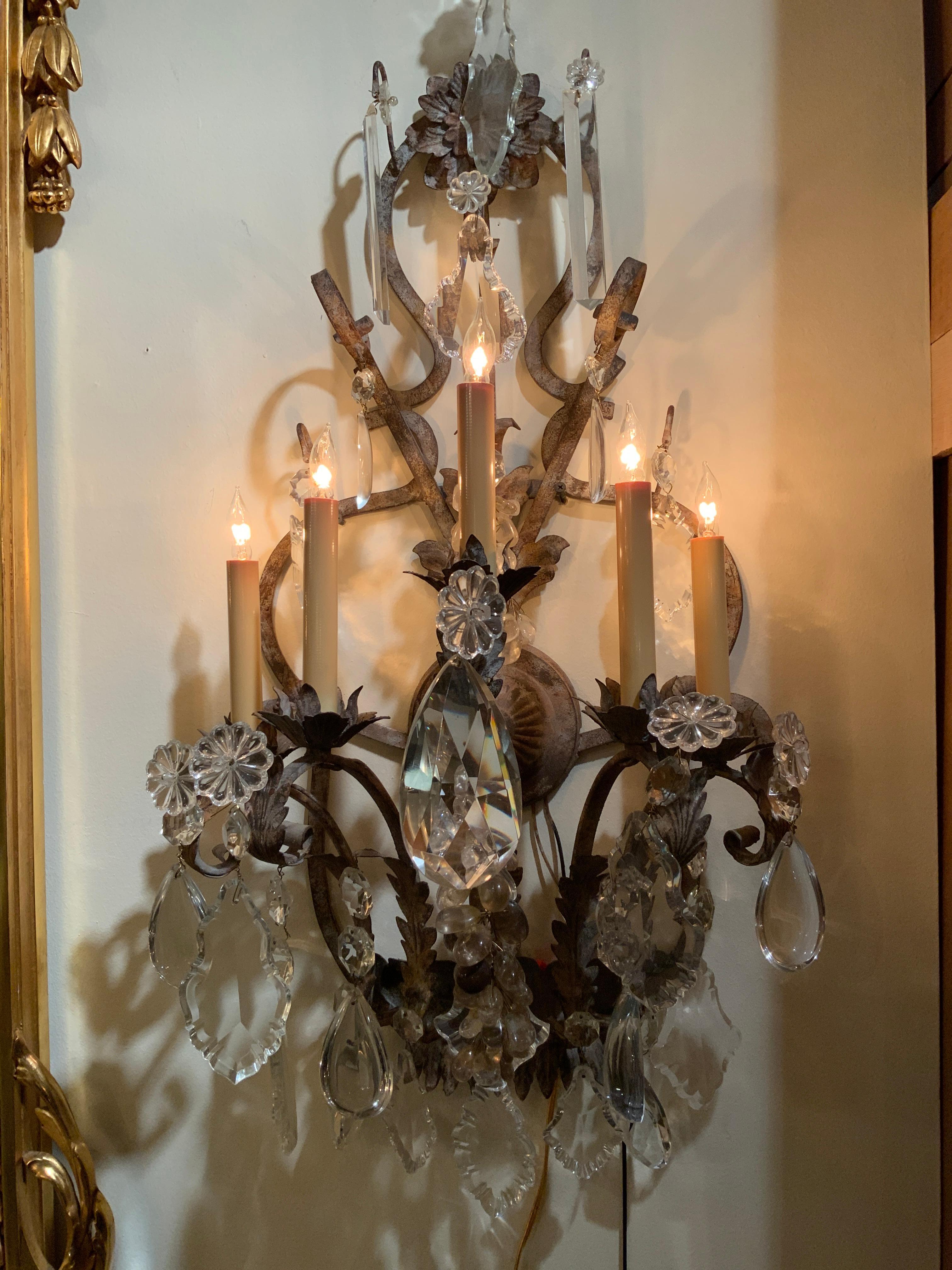 Paire de grandes appliques lumineuses à cinq lumières en fer et cristal avec finition ancienne, câblées en vente 4