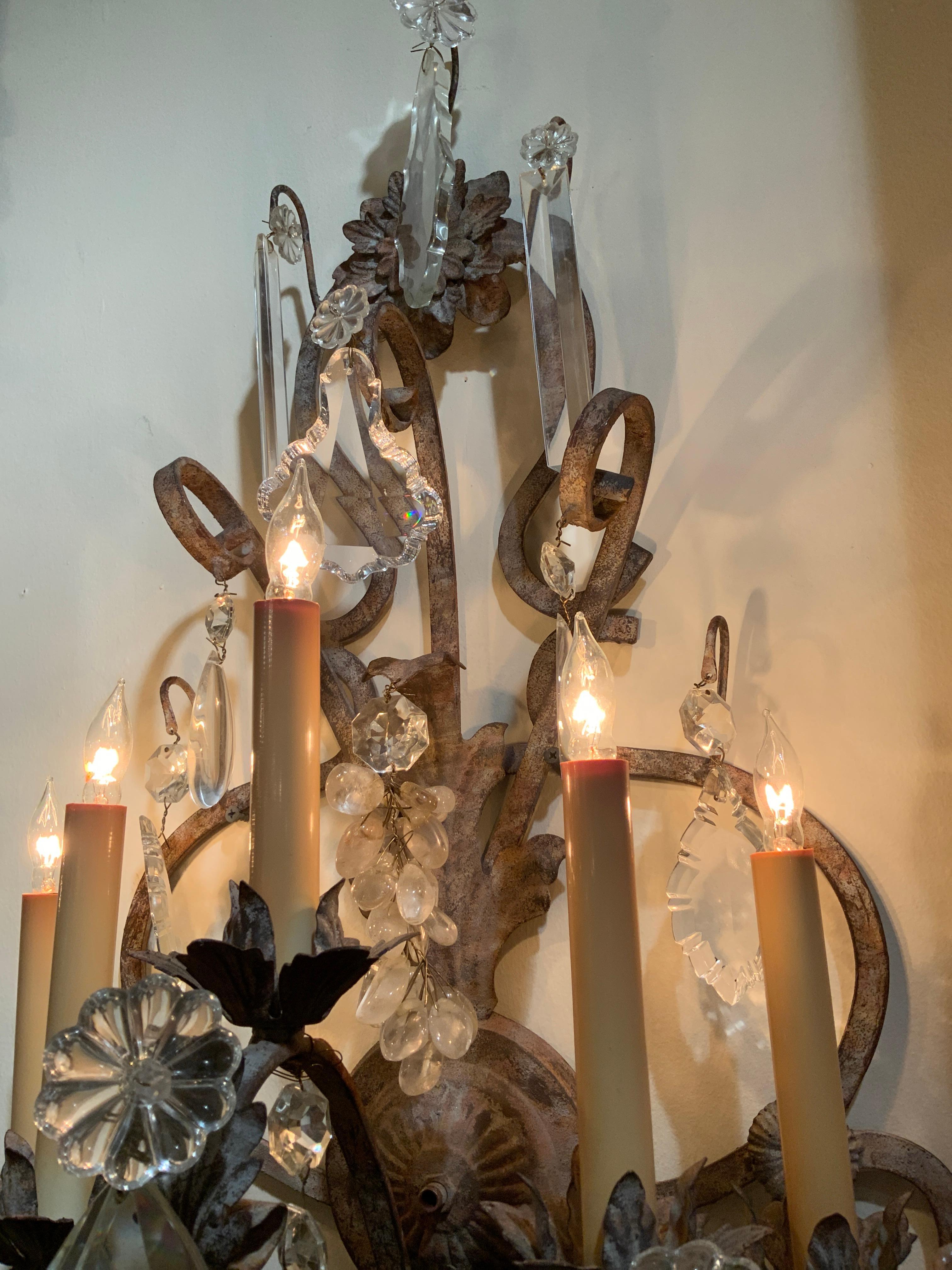 Paire de grandes appliques lumineuses à cinq lumières en fer et cristal avec finition ancienne, câblées en vente 5