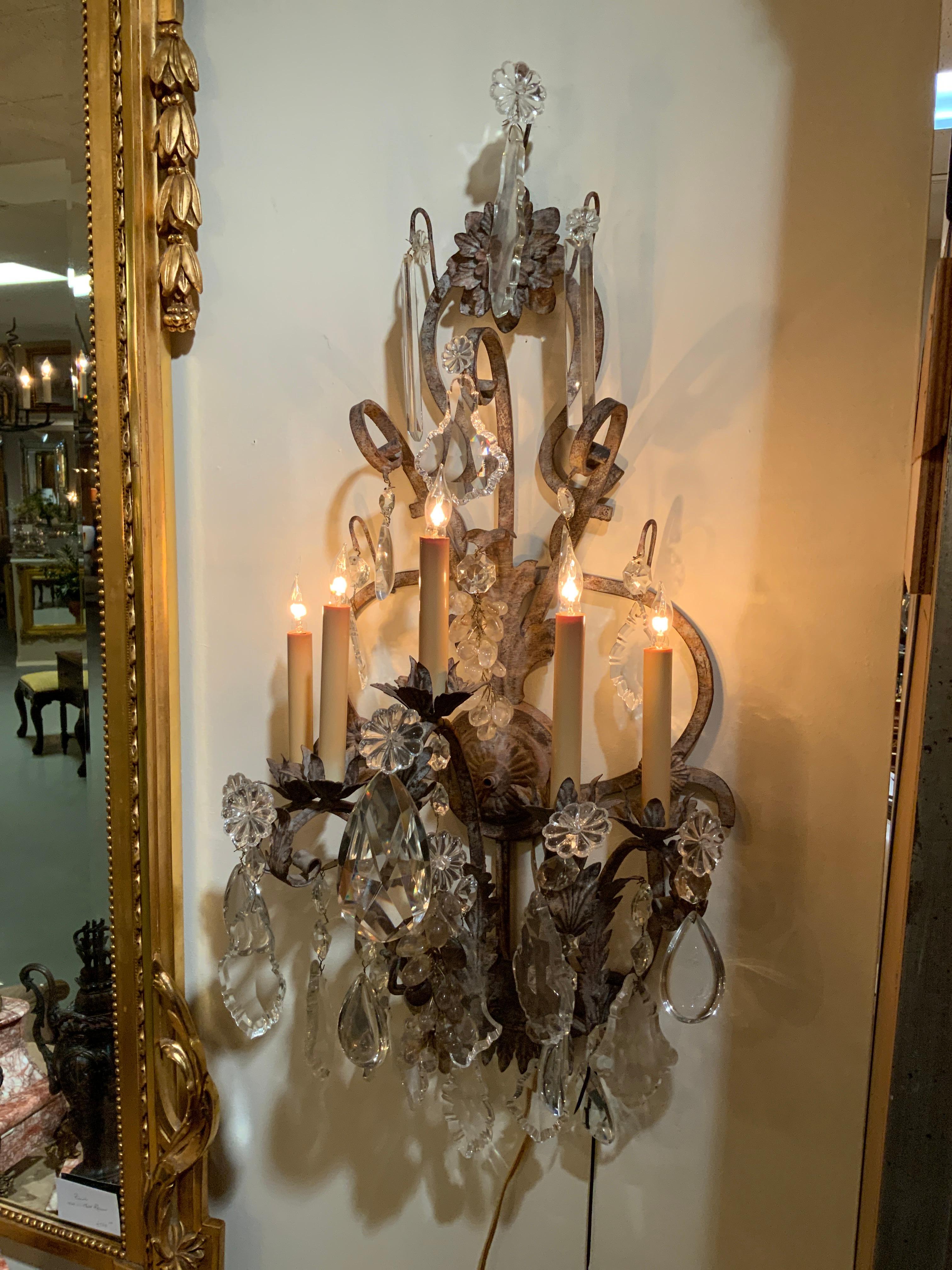 Paire de grandes appliques lumineuses à cinq lumières en fer et cristal avec finition ancienne, câblées en vente 6
