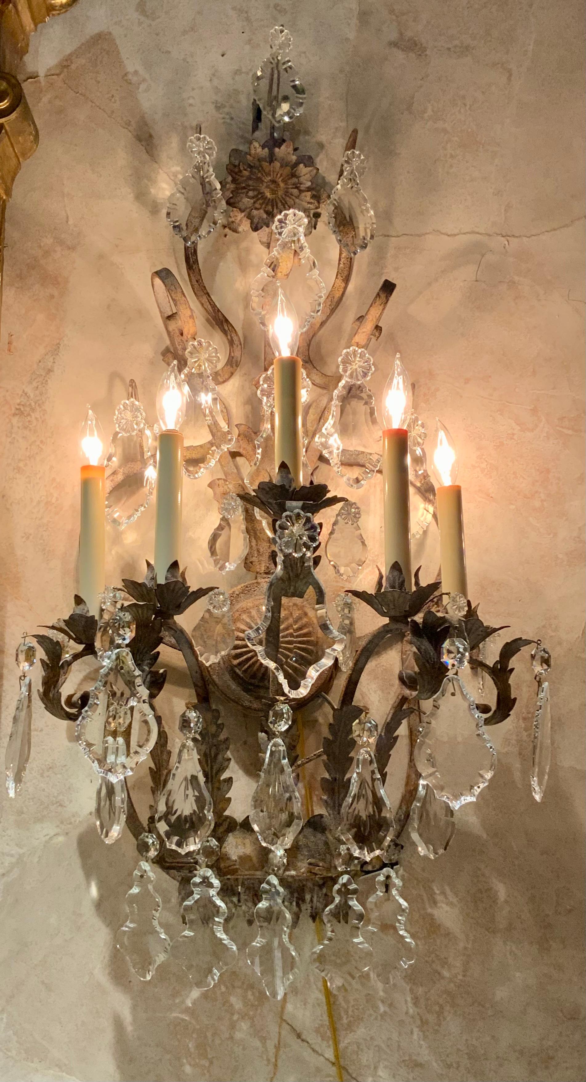 Paire de grandes appliques lumineuses à cinq lumières en fer et cristal avec finition ancienne, câblées en vente 2