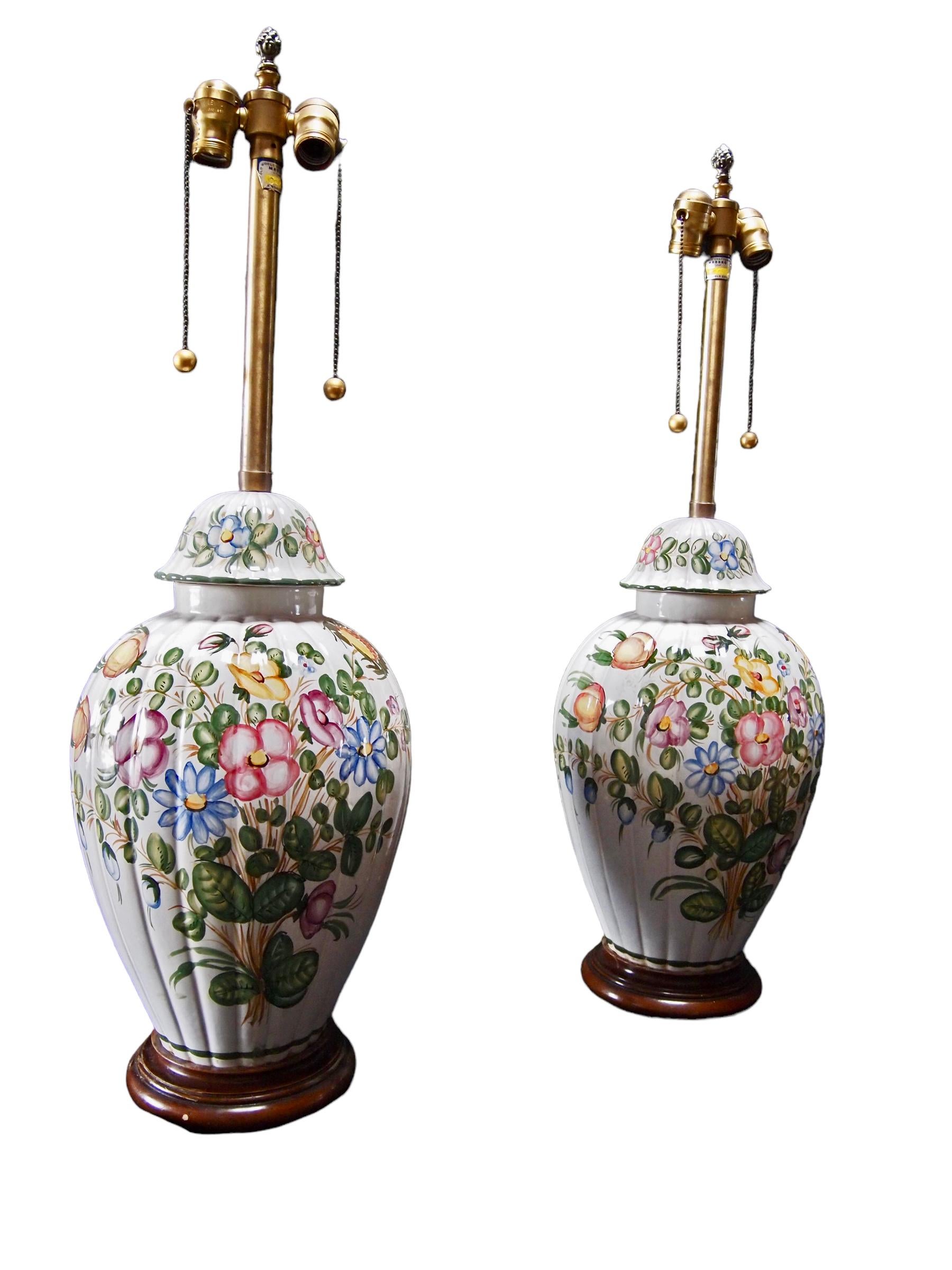 Milieu du XXe siècle Paire de grandes lampes à décor floral par Marbro Lamp Co. en vente