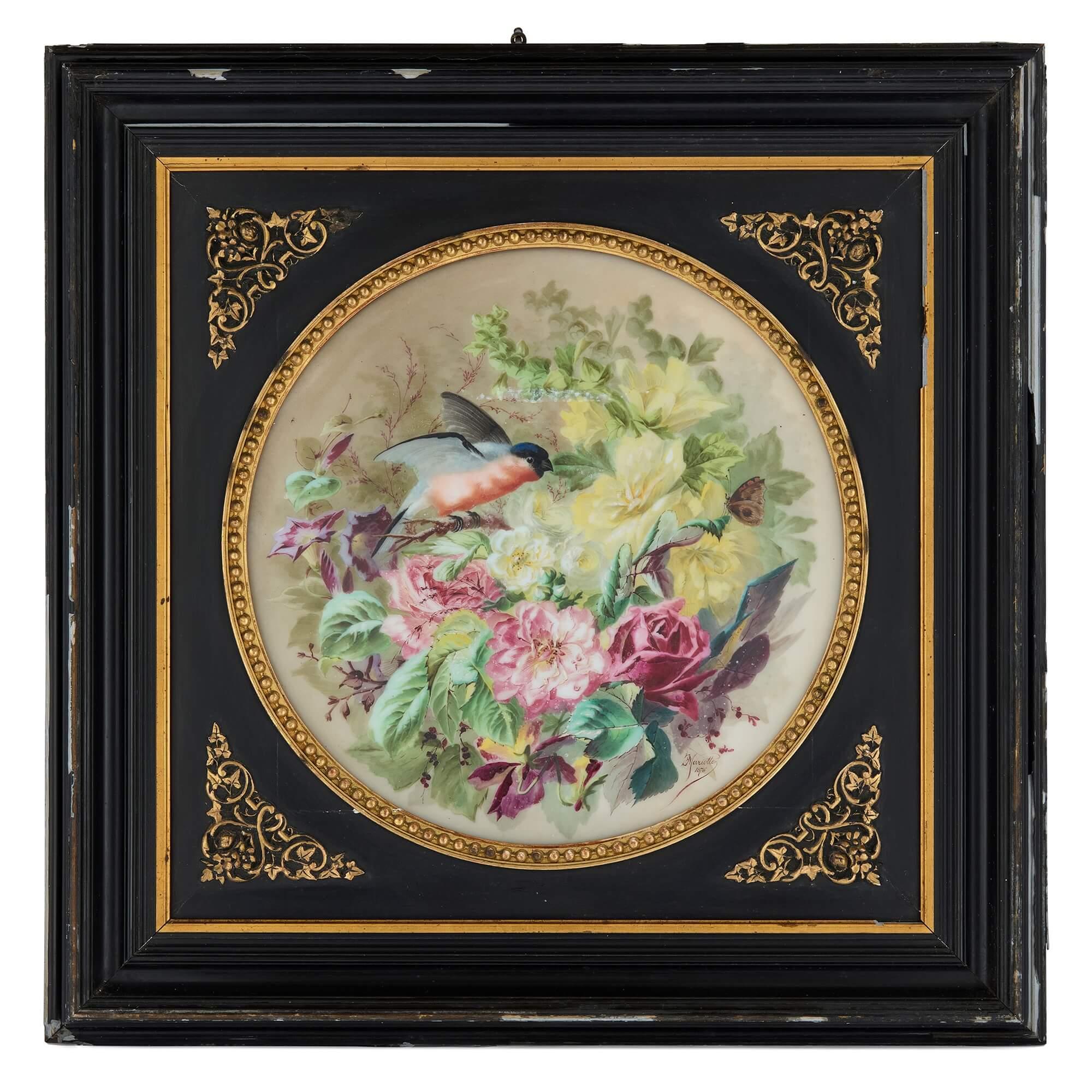 Paire de grandes plaques florales en porcelaine de Mariotte, 1876-1877
Français, 1876-1877 
Plaques : Diamètre 45,5 cm
Cadres : Hauteur 74 cm, largeur 74 cm

Cette charmante paire de plaques en porcelaine représente des scènes de nature morte. La