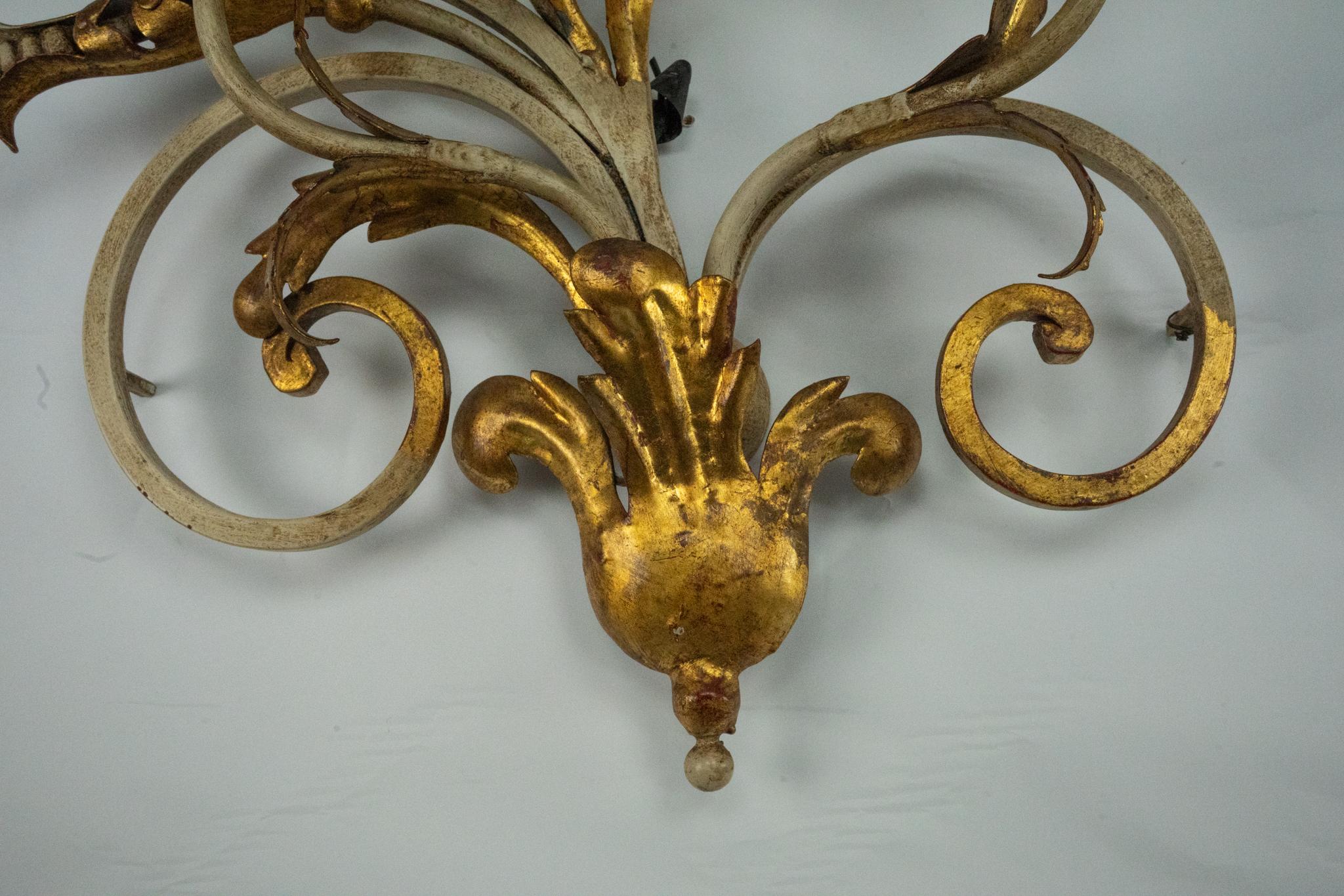 Coppia di grandi lampade da parete floreali in metallo dorato e laccato. Italia anni '60 in vendita 5