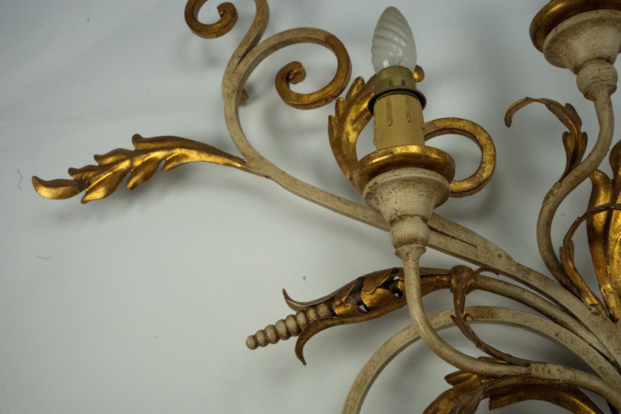 Coppia di grandi lampade da parete floreali in metallo dorato e laccato. Italia anni '60 in vendita 6