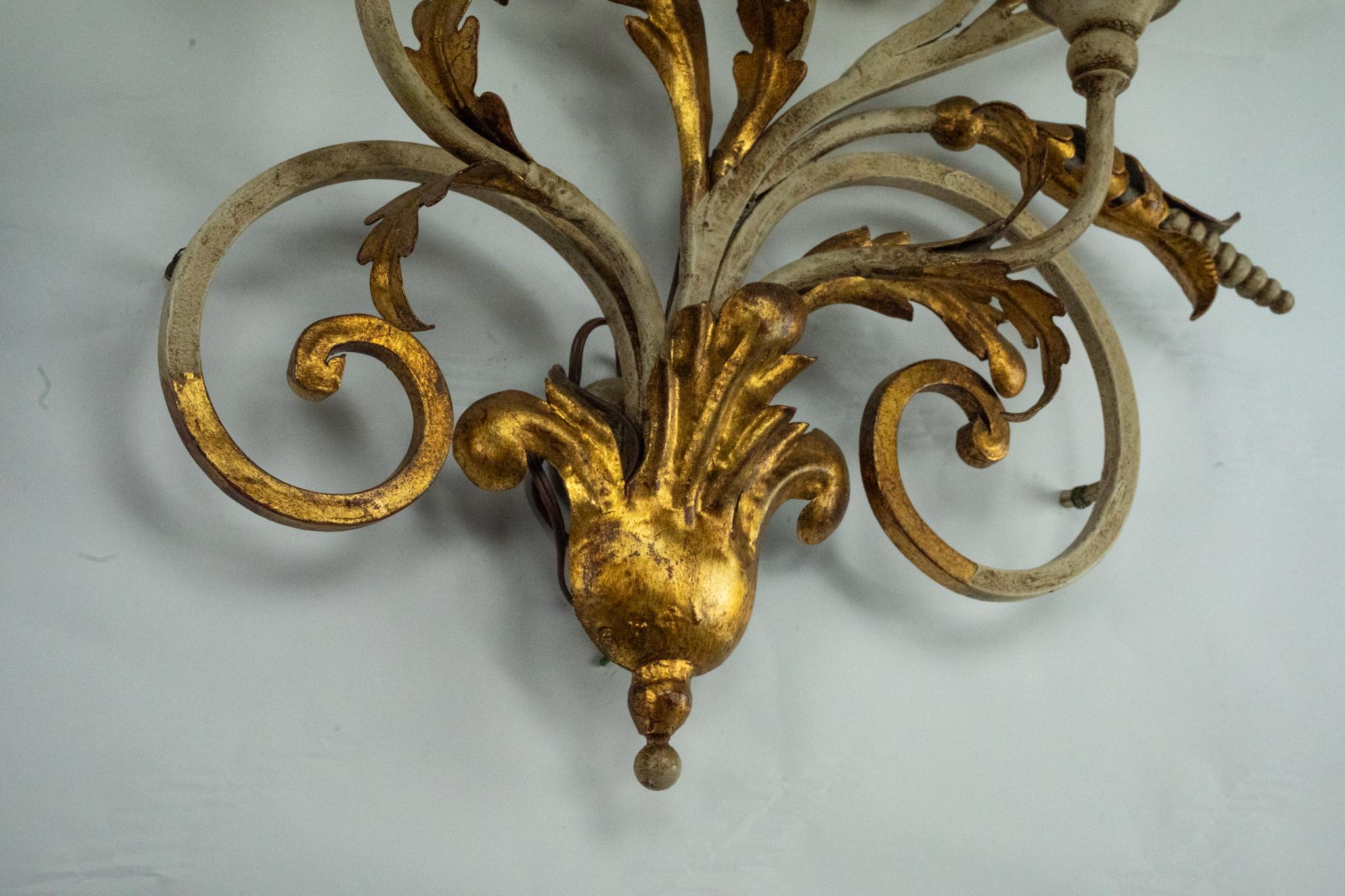 Coppia di grandi lampade da parete floreali in metallo dorato e laccato. Italia anni '60 in vendita 8