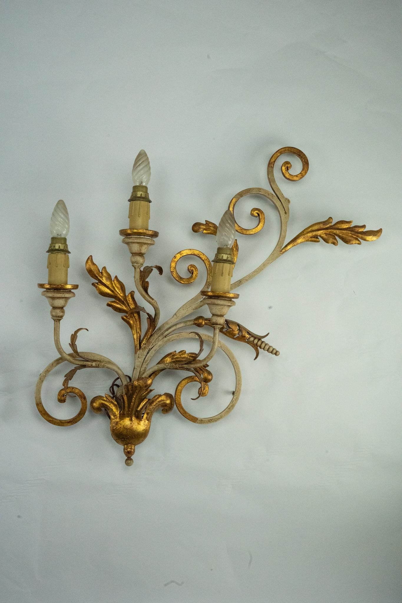 Coppia di grandi lampade da parete floreali in metallo dorato e laccato. Italia anni '60 in vendita 10