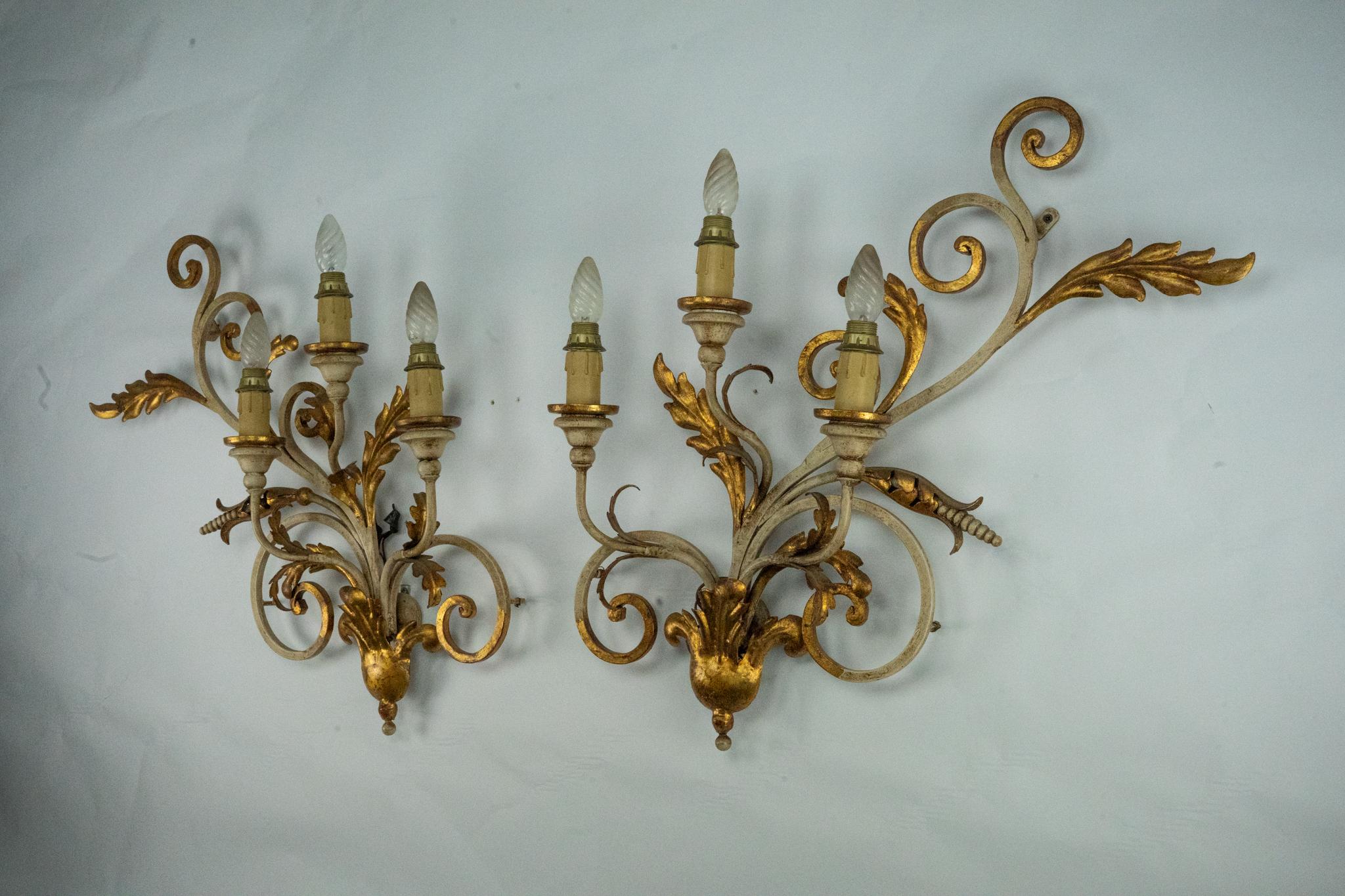 Coppia di grandi lampade da parete floreali in metallo dorato e laccato. Italia anni '60 In condizioni buone in vendita a Catania, CT