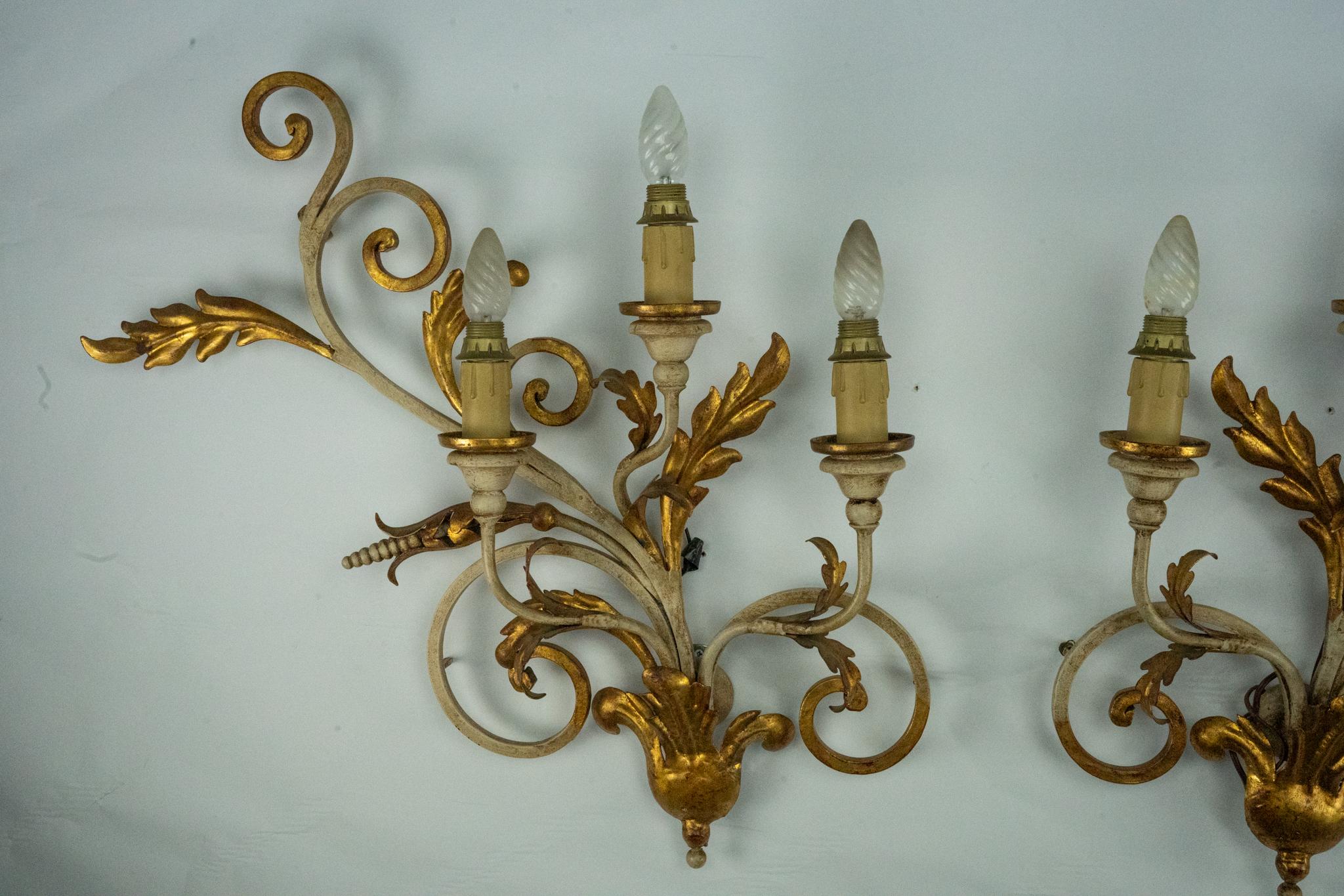 Metallo Coppia di grandi lampade da parete floreali in metallo dorato e laccato. Italia anni '60 in vendita