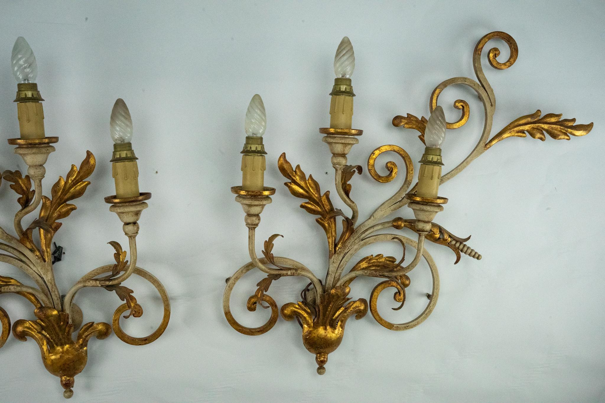 Coppia di grandi lampade da parete floreali in metallo dorato e laccato. Italia anni '60 in vendita 1