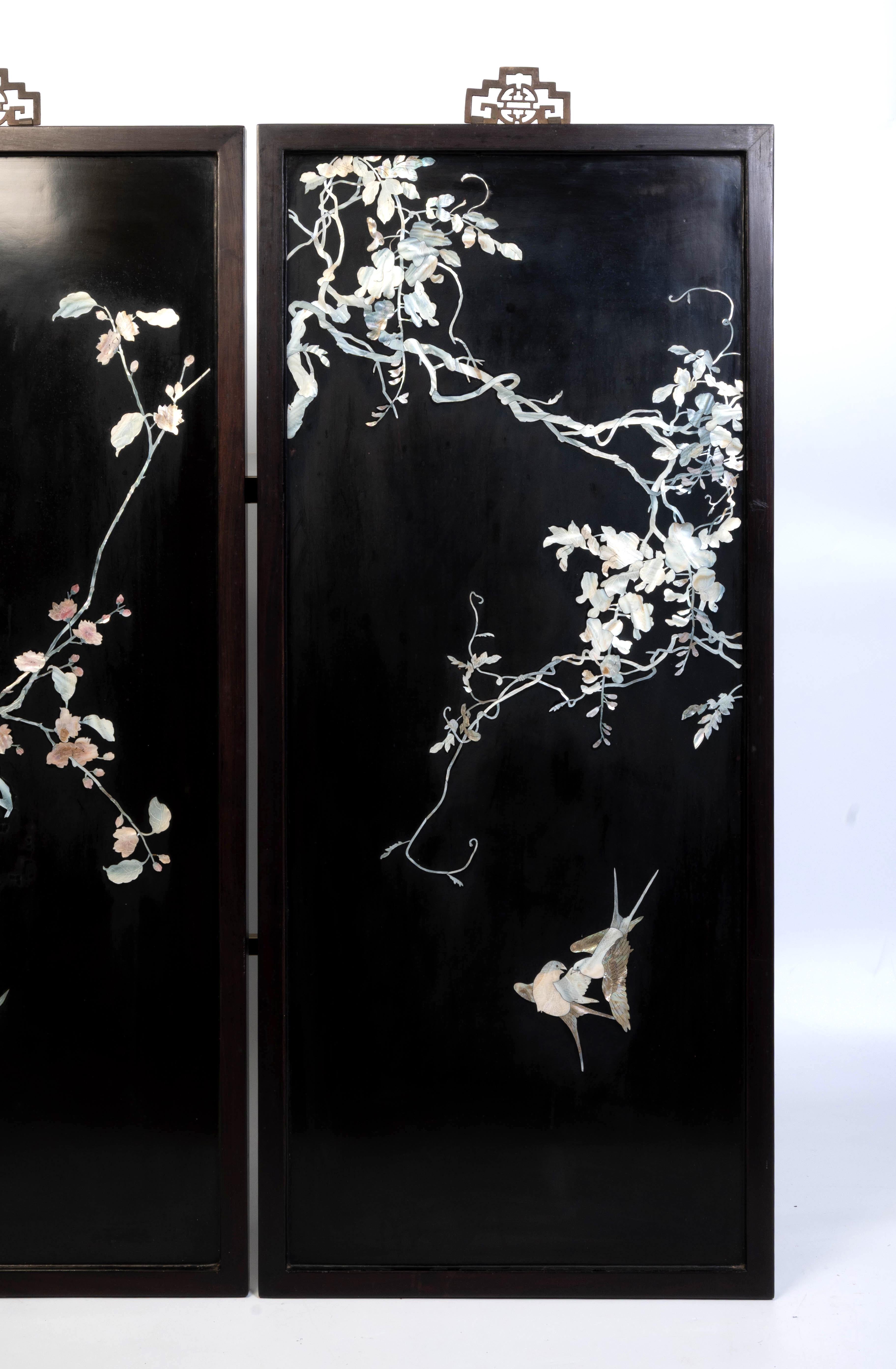 Paire de grands panneaux à suspendre encadrés en laque noire chinoise avec relief en nacre
C.1920
Représentation d'oiseaux parmi des branches fleuries.

En très bon état, compte tenu de son âge.

Veuillez envoyer un message pour obtenir un devis