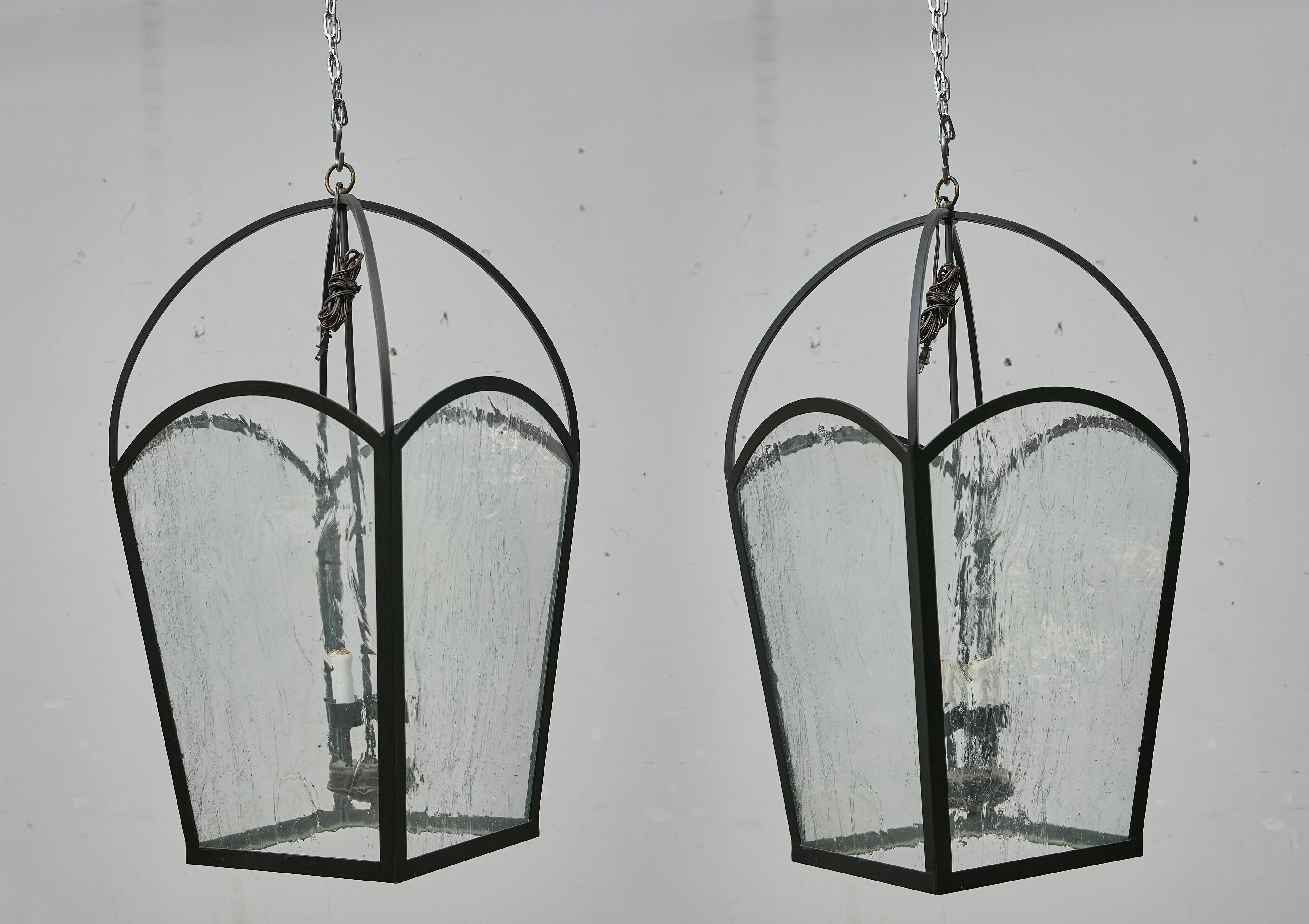 Paire de grandes lanternes françaises en fer des années 1900 avec verre ondulé, recâblées pour les États-Unis en vente 6